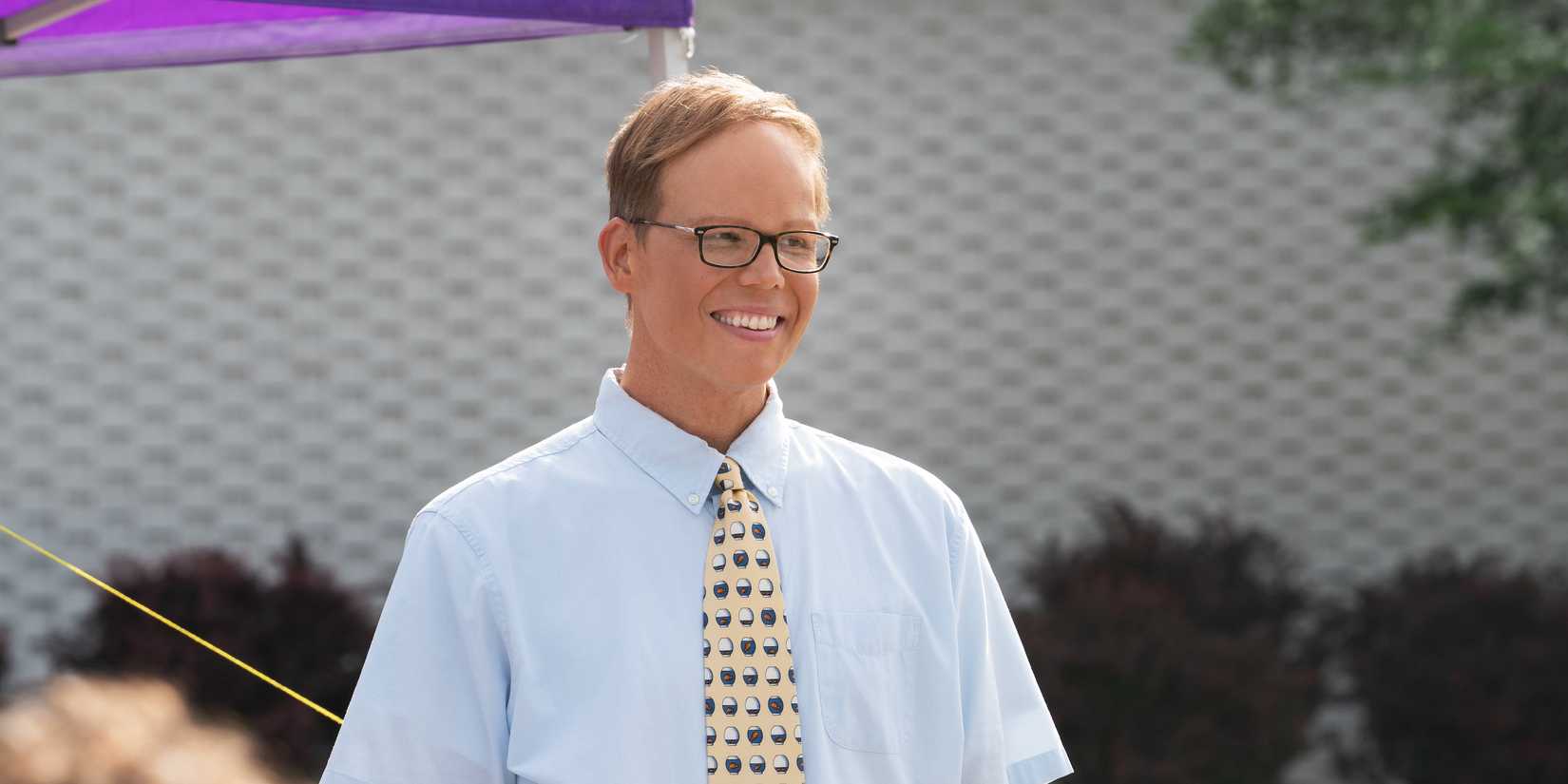 Jeff Hiller sorrindo de alguém em algum lugar