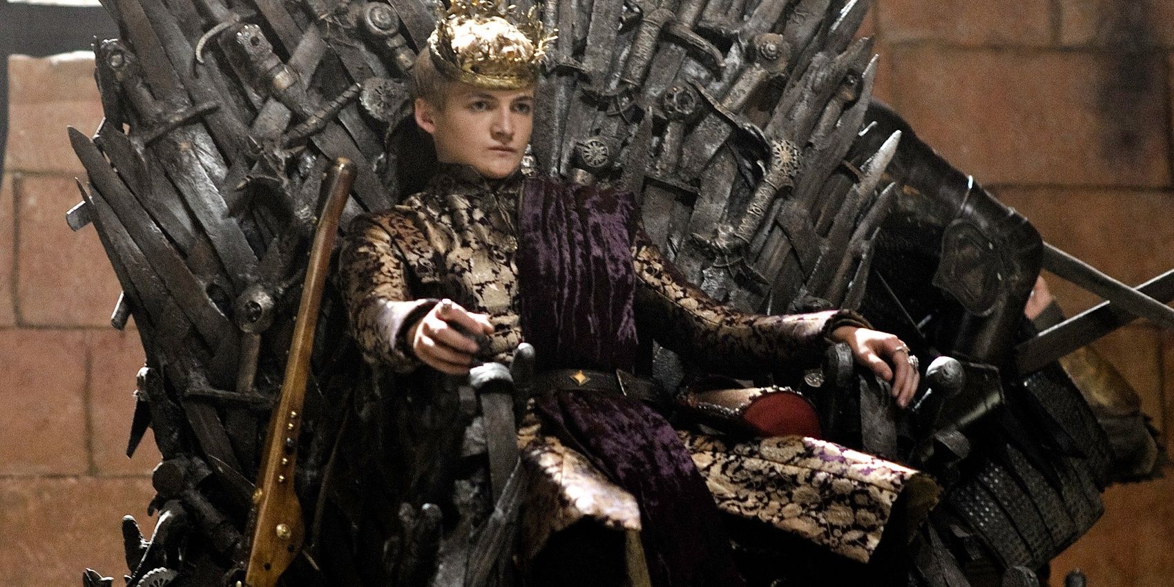 Joffrey seduto sul Trono di Spade in Game of Thrones