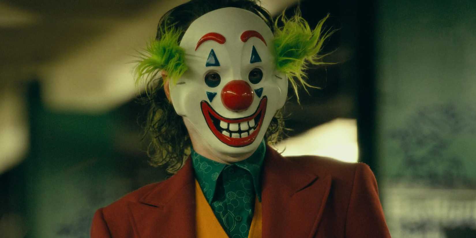 Joker wearing a clown mask in the 2019 Joker movie