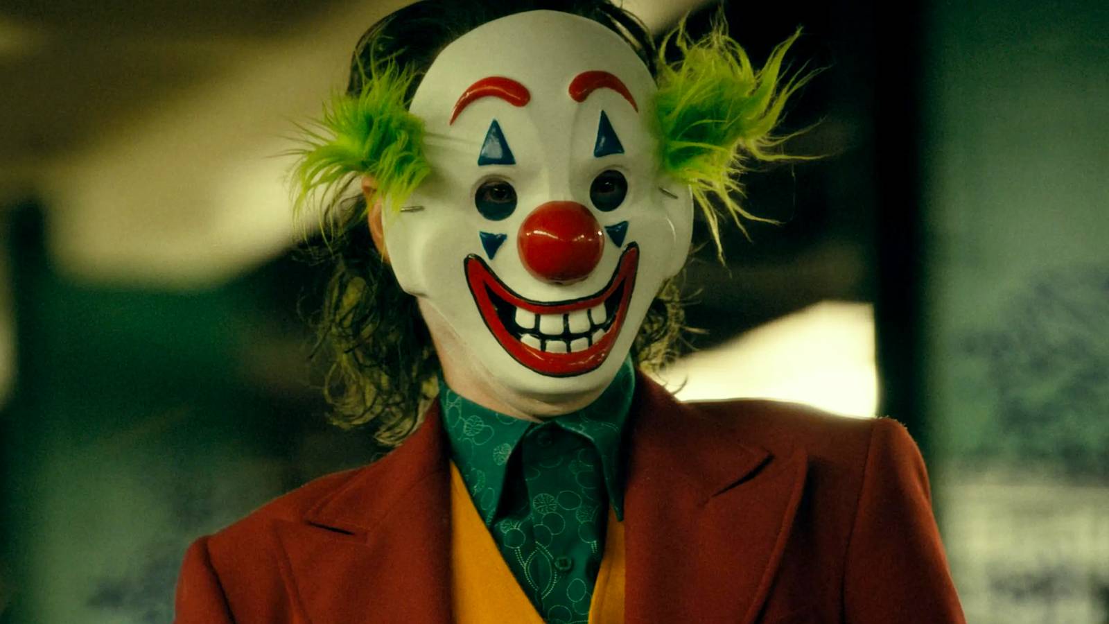 Coringa usando máscara de palhaço no filme