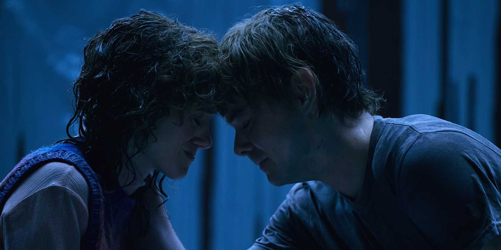 Jonathan e Nancy encostam as testas em crise em Stranger Things temporada 5