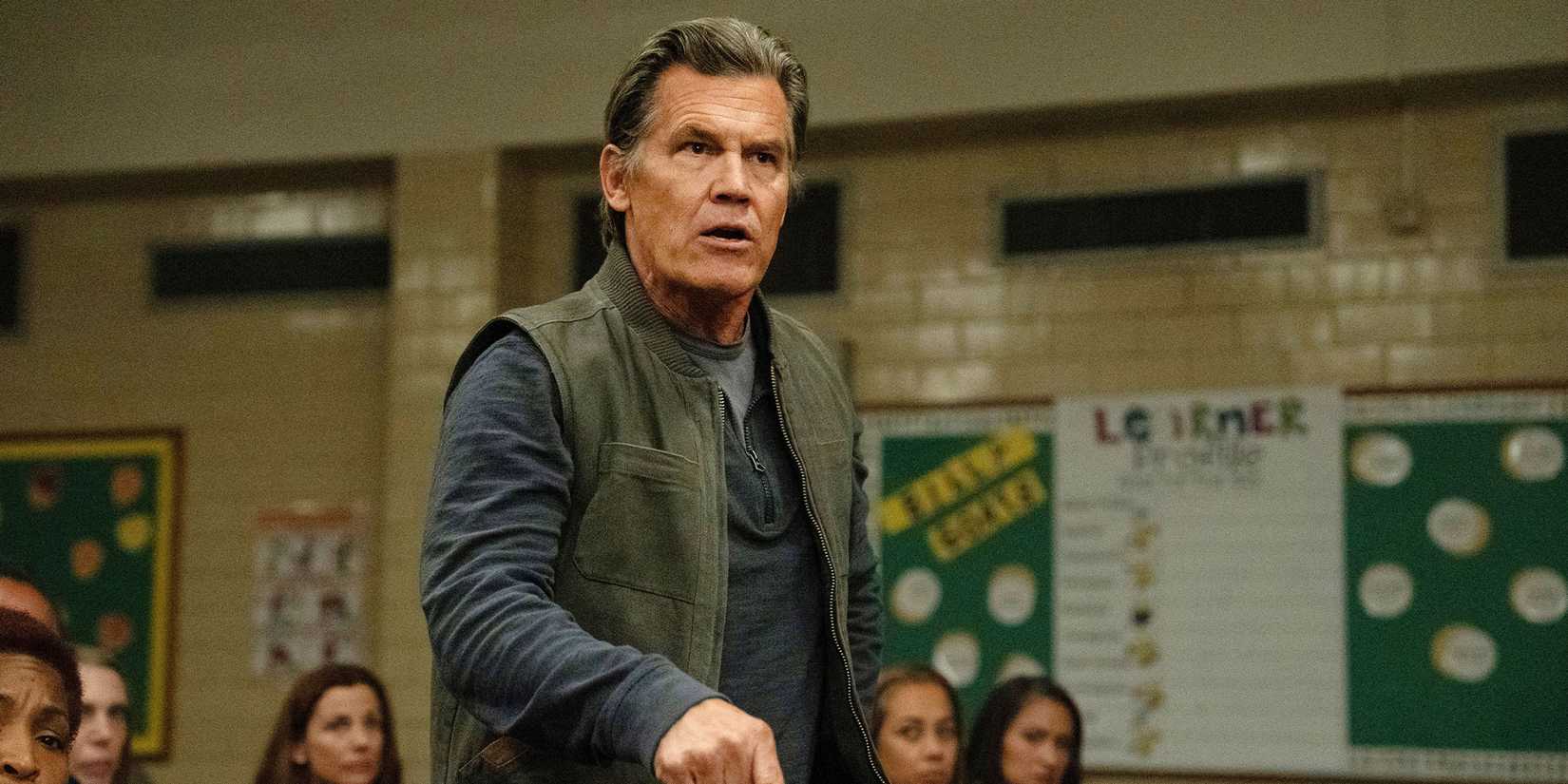 Josh Brolin apontando em Weapons