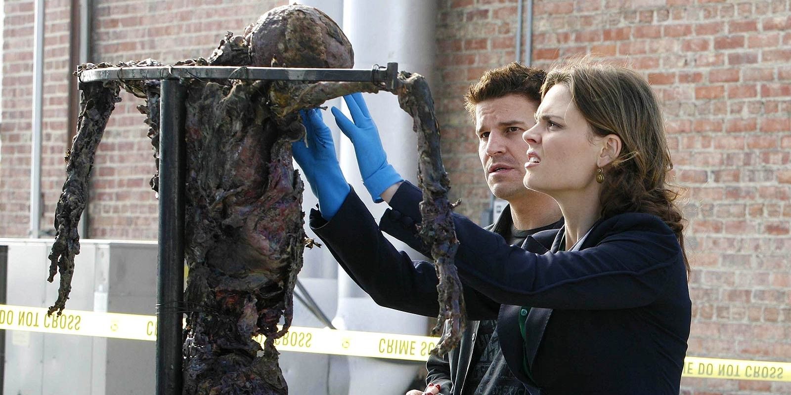 Booth e Brennan nell’episodio "Judas su un palo"