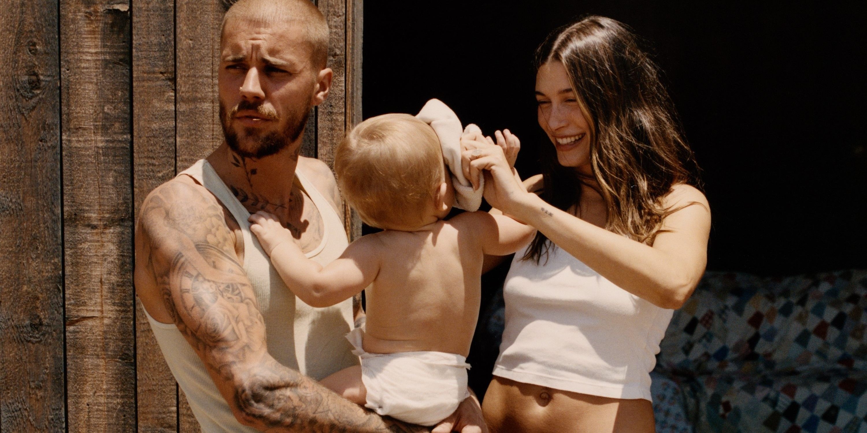 justin_bieber_with-family.jpg?