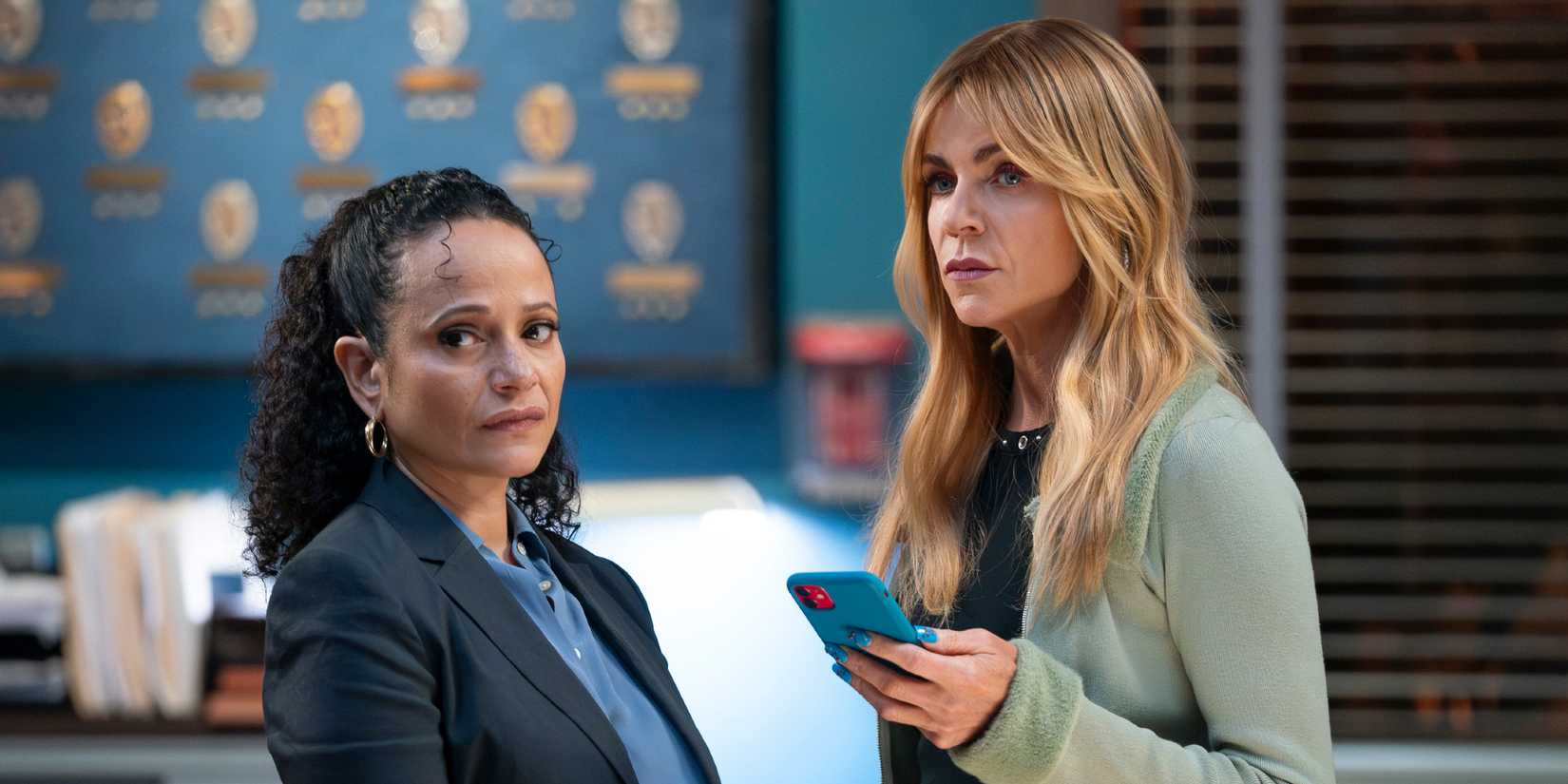 Kaitlin Olson como Morgan Gillory e Judy Reyes como Selena Soto preocupadas na 2ª temporada de High Potential, episódio 2