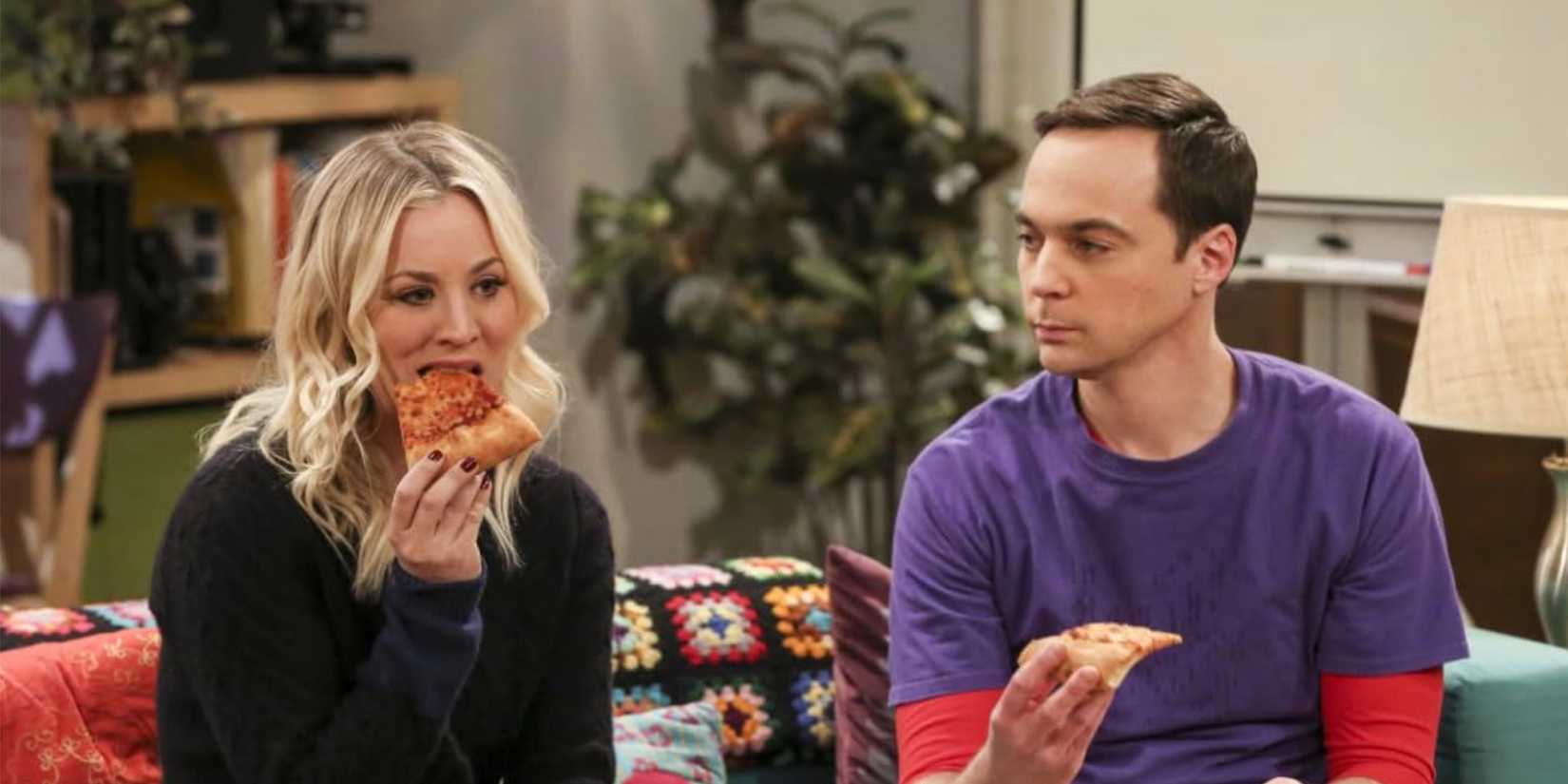 Penny e Sheldon comendo pizza em The Big Bang Theory.