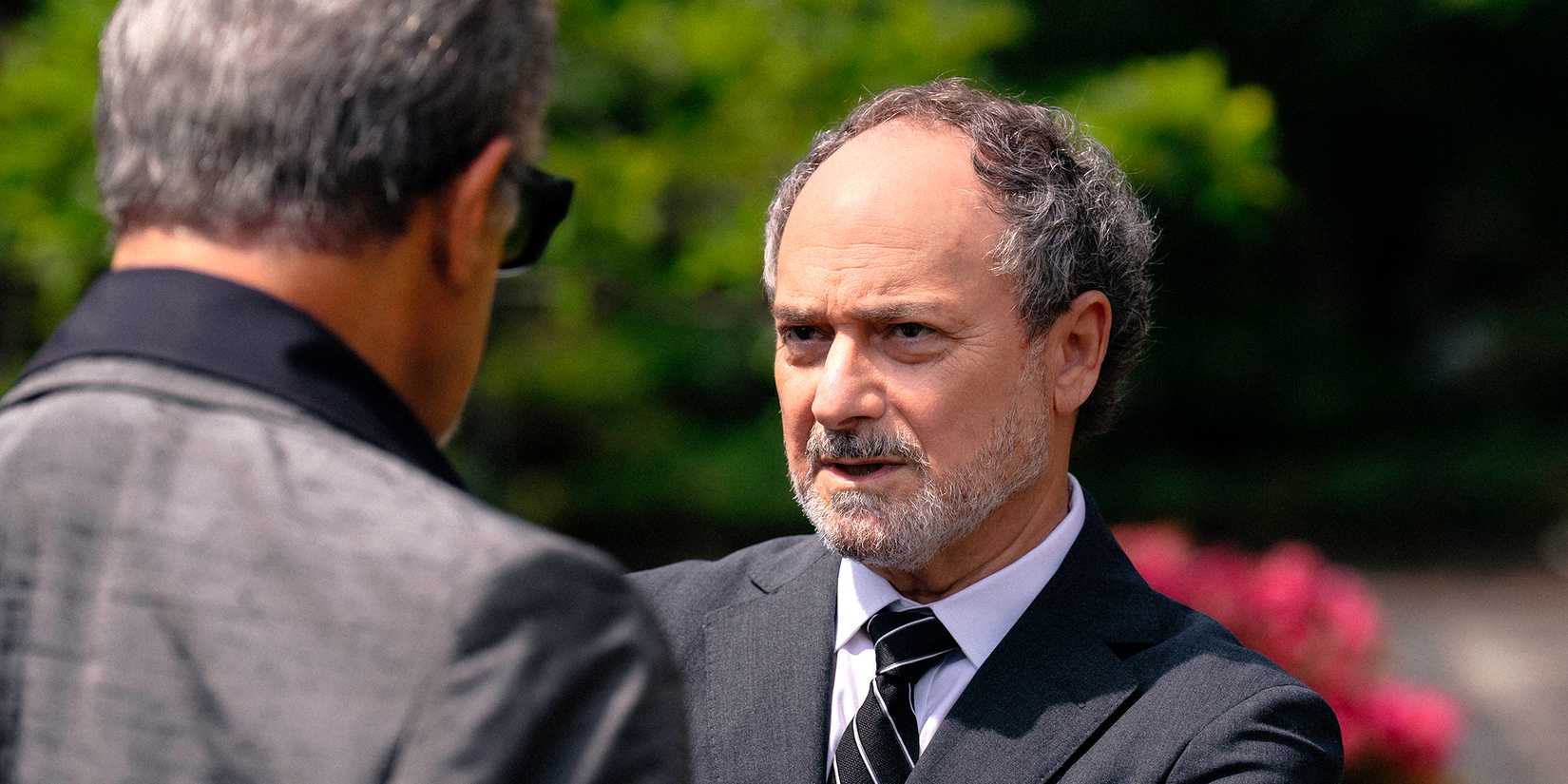 Agente Musso olhando intensamente para Dwight em Tulsa King temporada 3