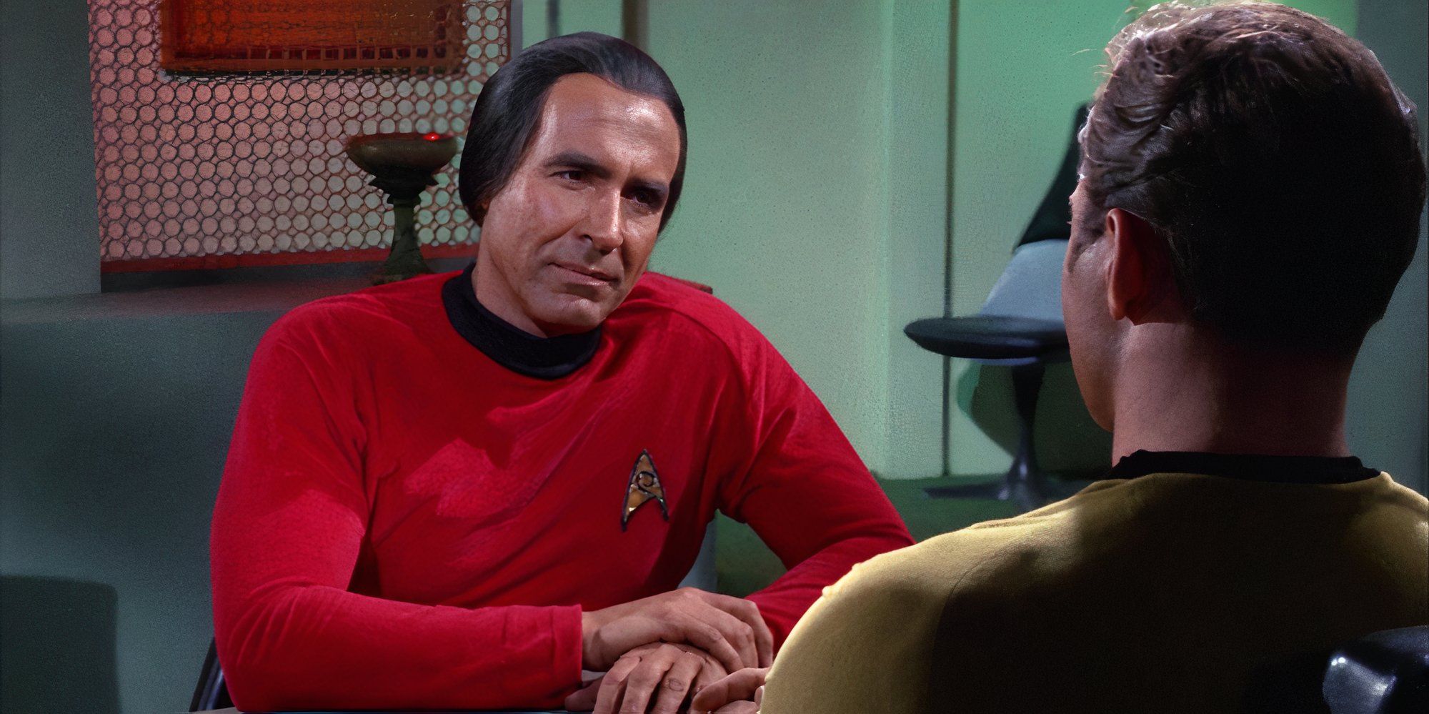 Khan parla con Kirk