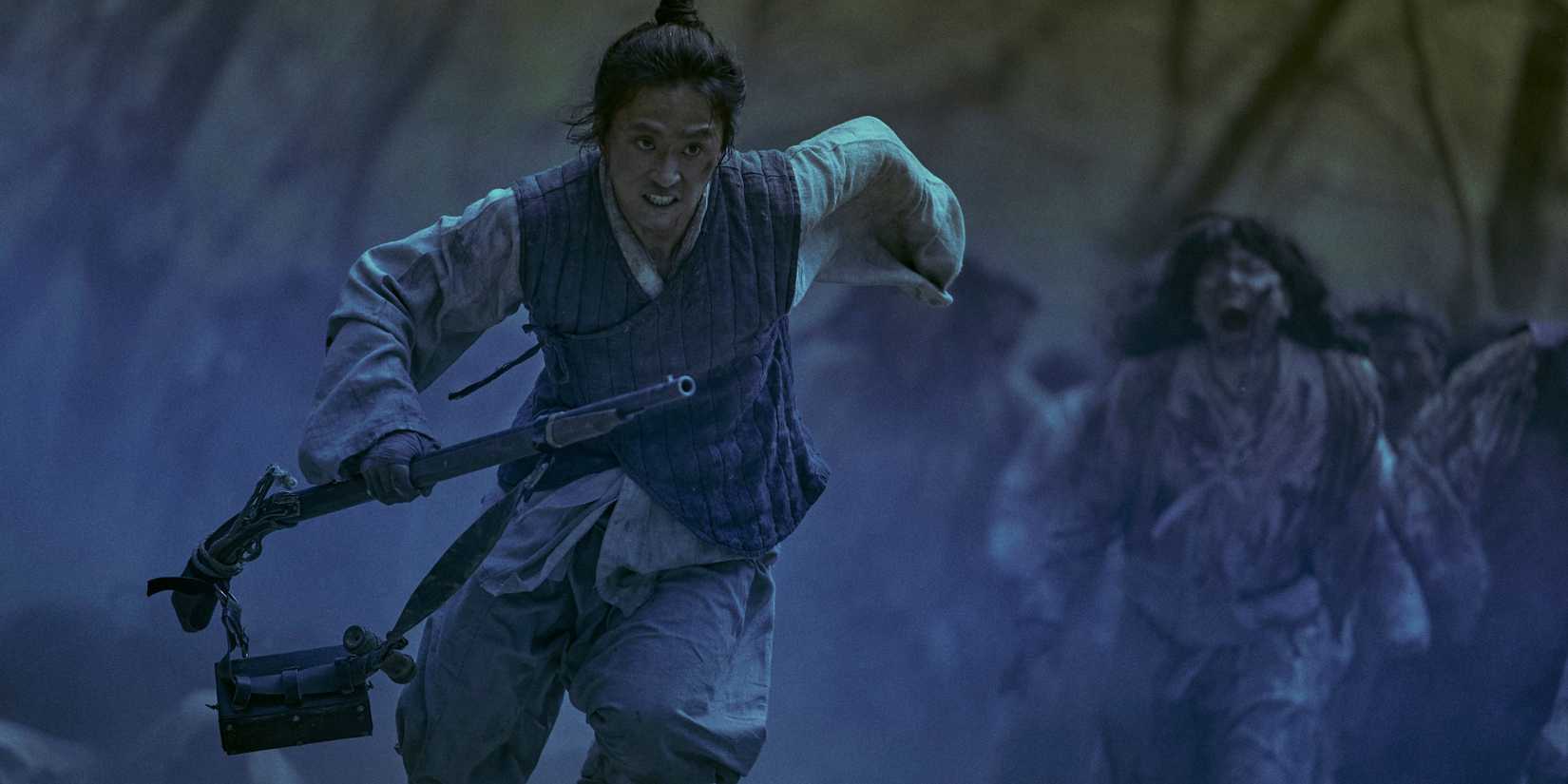 Kim Song-kyu fugindo de uma horda de zumbis em Kingdom