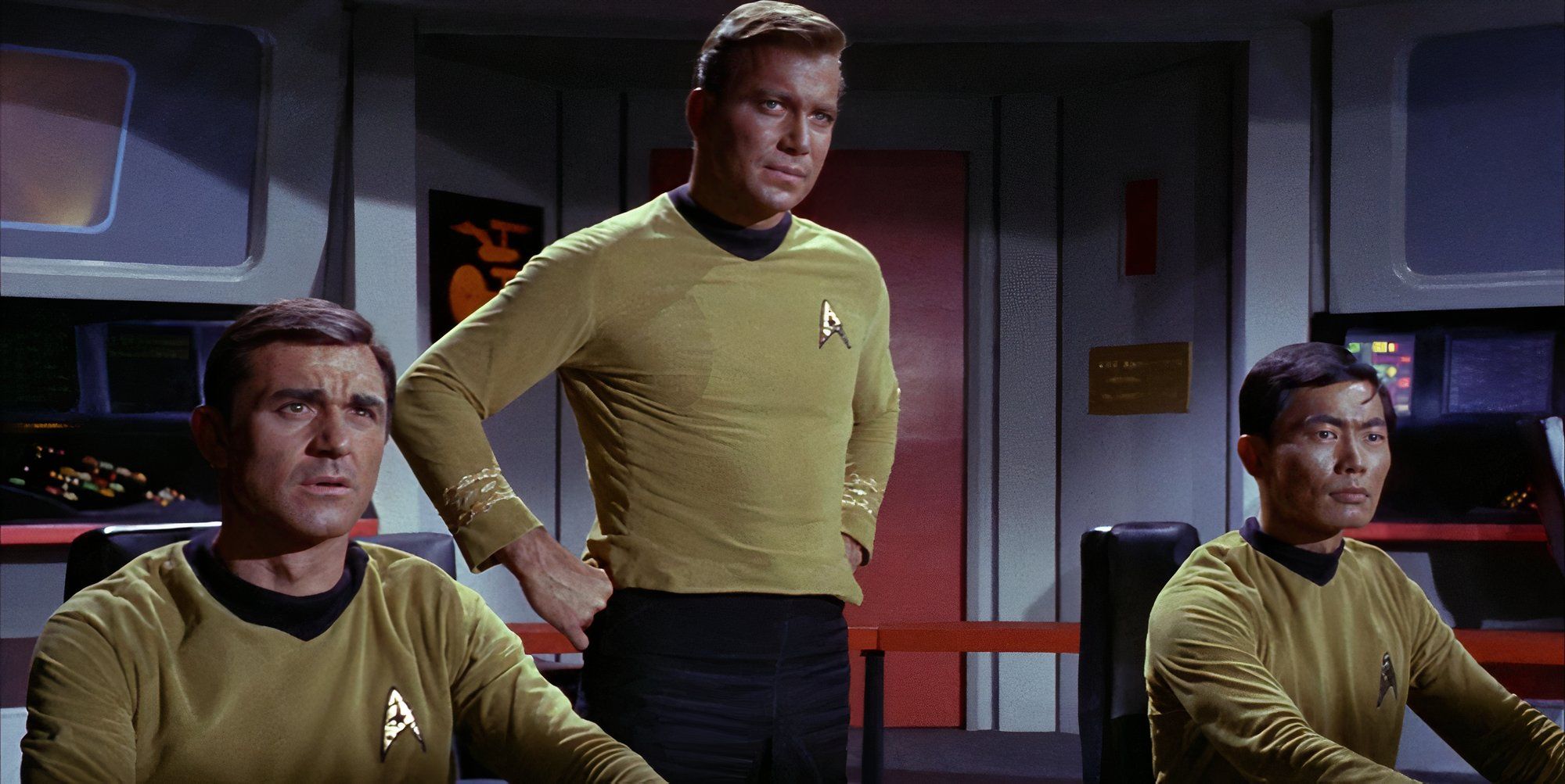 Kirk sul ponte durante Balance of Terror