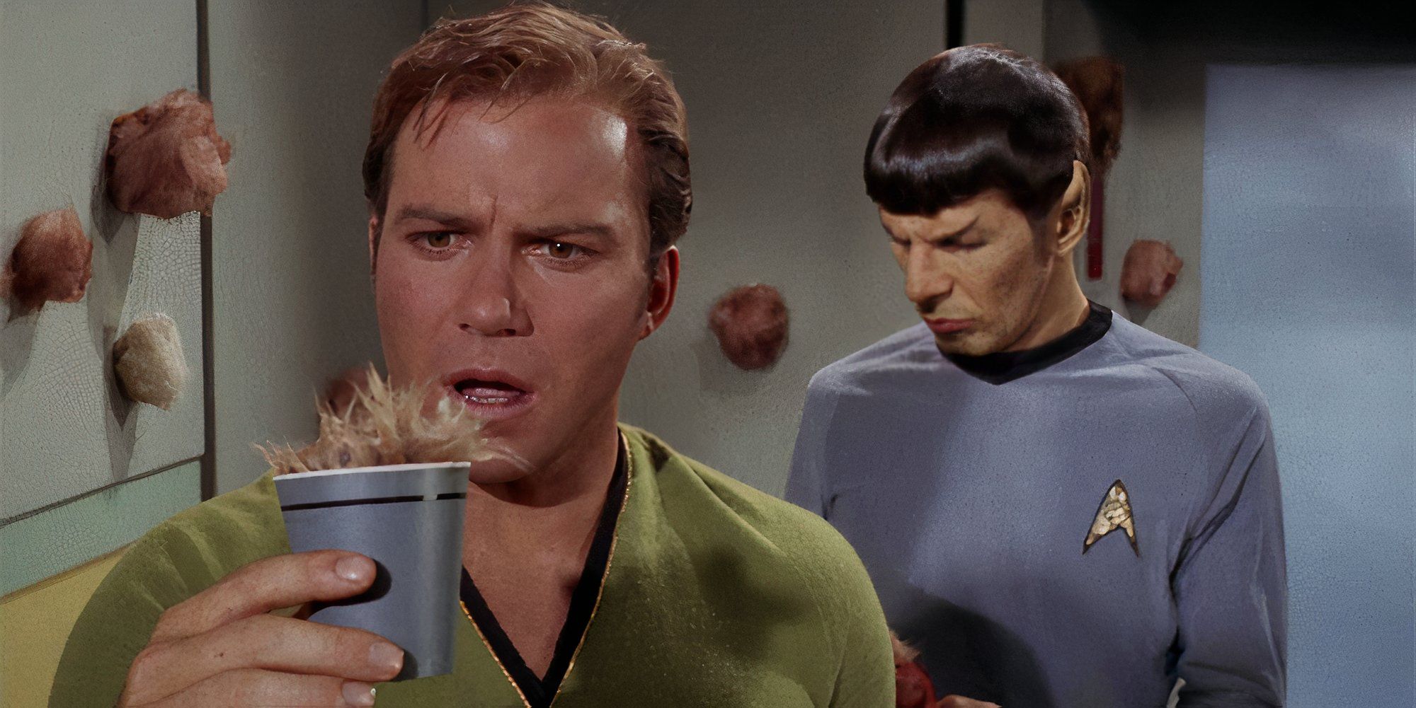 Kirk con Tribble nella sua tazza