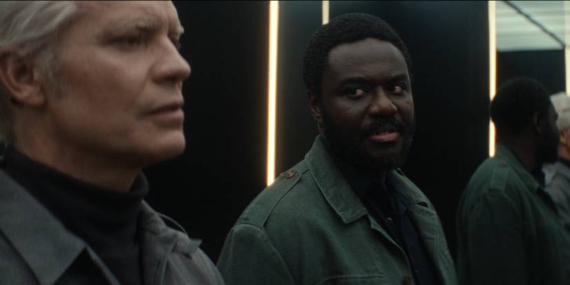 Kirsh (Timmy Olyphant) olhando para frente enquanto Morrow (Babou Ceesay) fala com ele em Alien: Terra