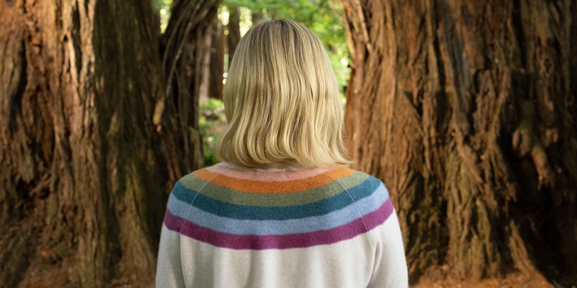 Kristin Bell con le spalle rivolte verso la porta che conduce all’aldilà ne The Good Place
