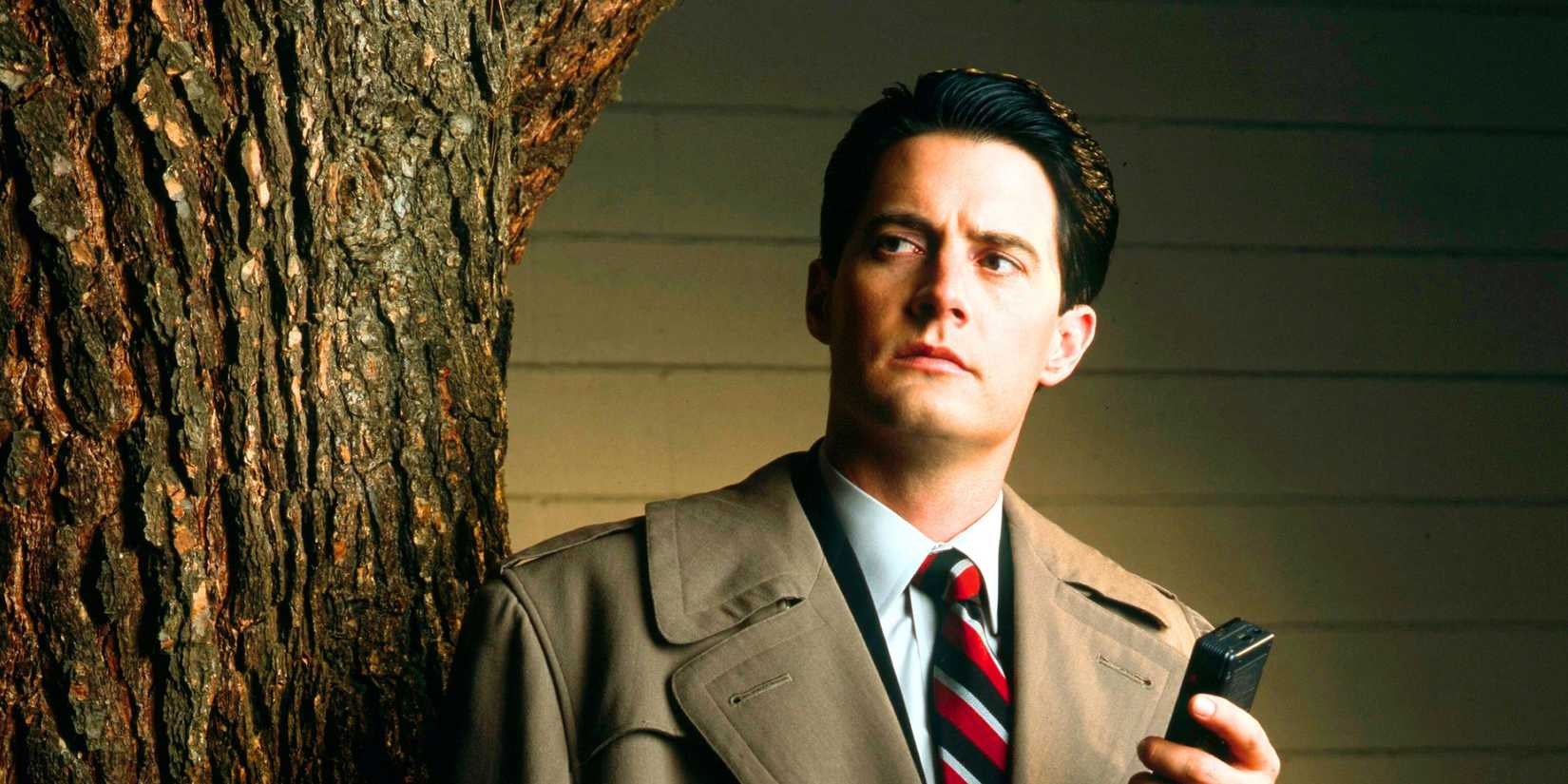 Dale Cooper (Kyle MacLachlan) looking quizzical in Twin Peaks