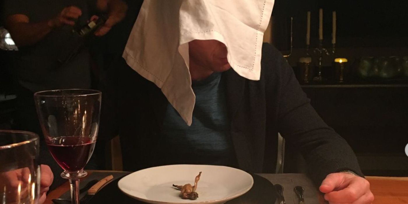 Bobby (Damian Lewis) con asciugamano sulla testa mentre guarda l’ortolan.