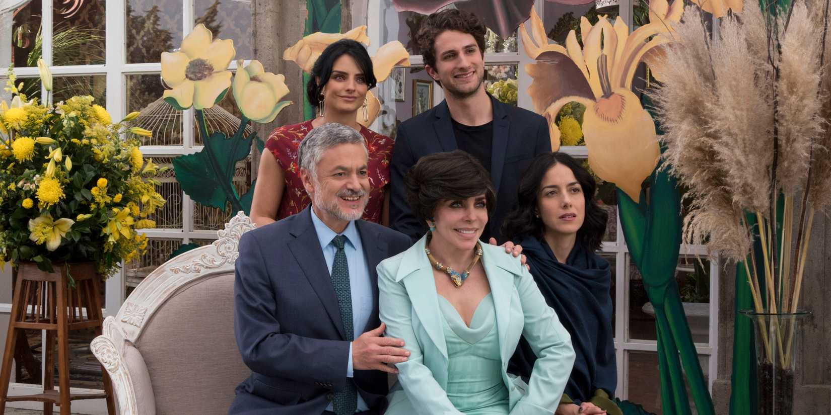La Casa de las Flores - The House of flowers De La Mora family posing