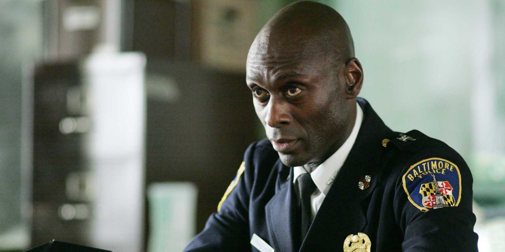 Lance Reddick como Cedric Daniels na série The Wire.