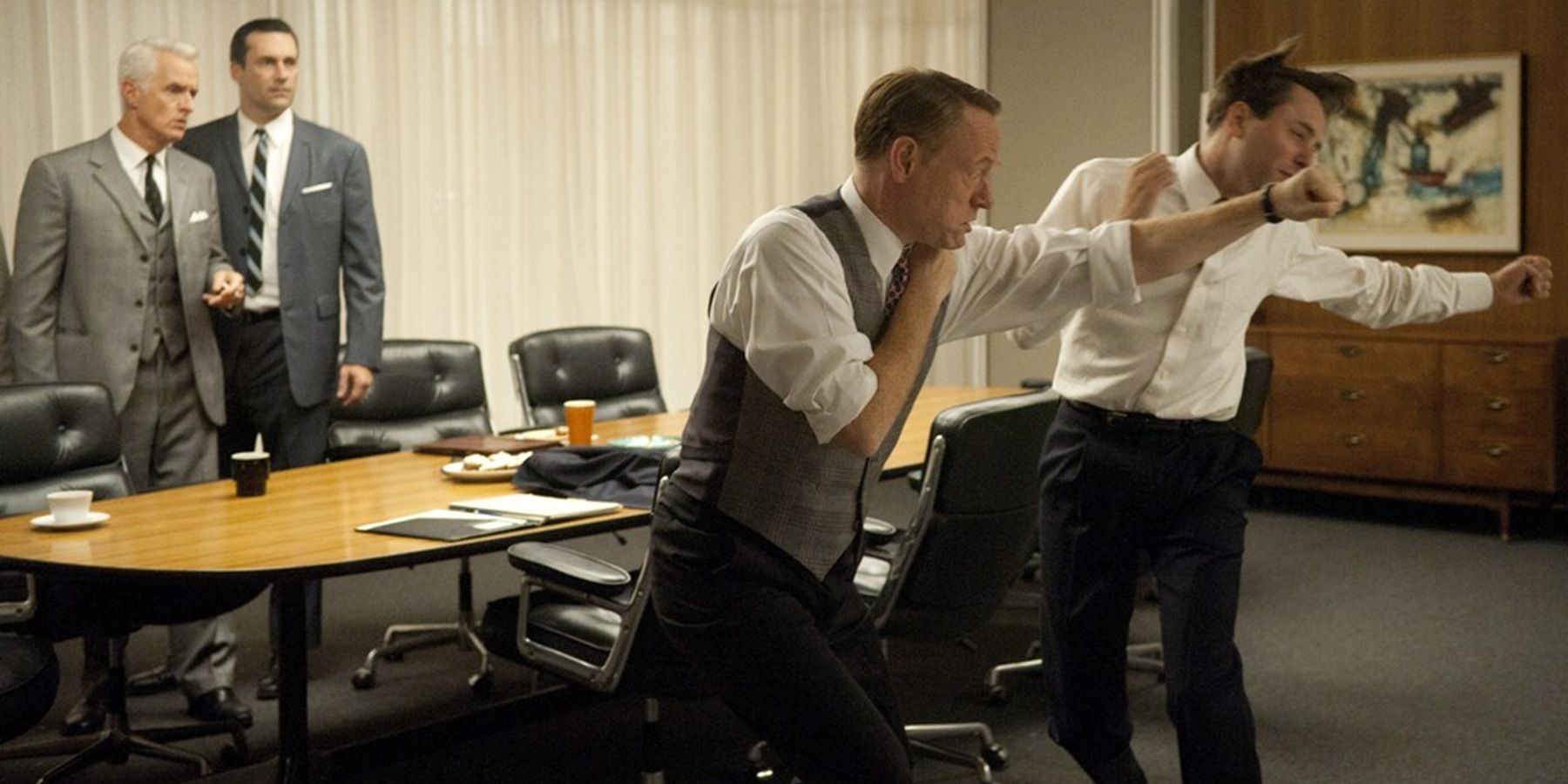 Lane colpisce Pete in Mad Men
