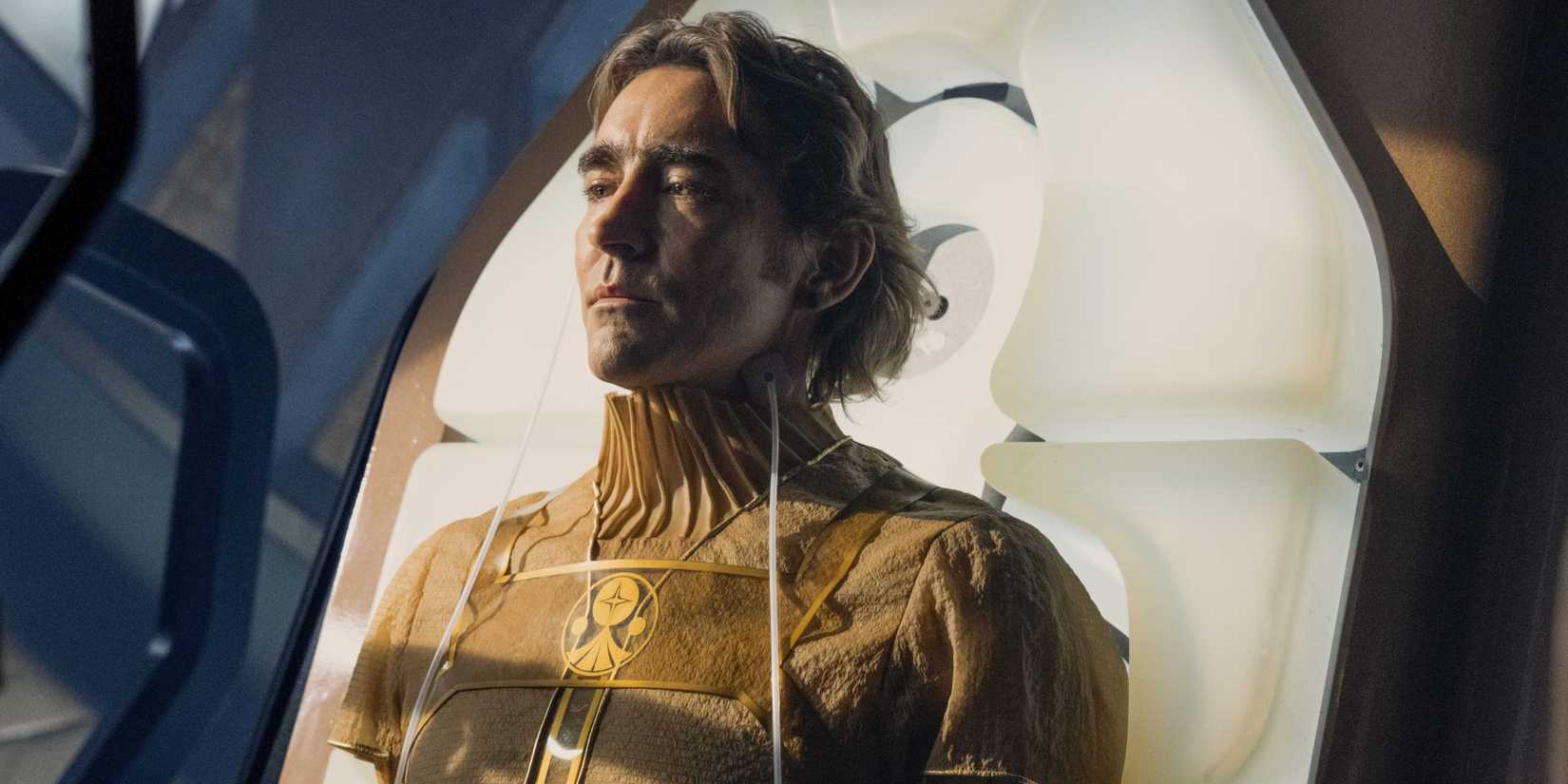 Lee Pace como Irmão Dia em uma cápsula de sono em Fundação
