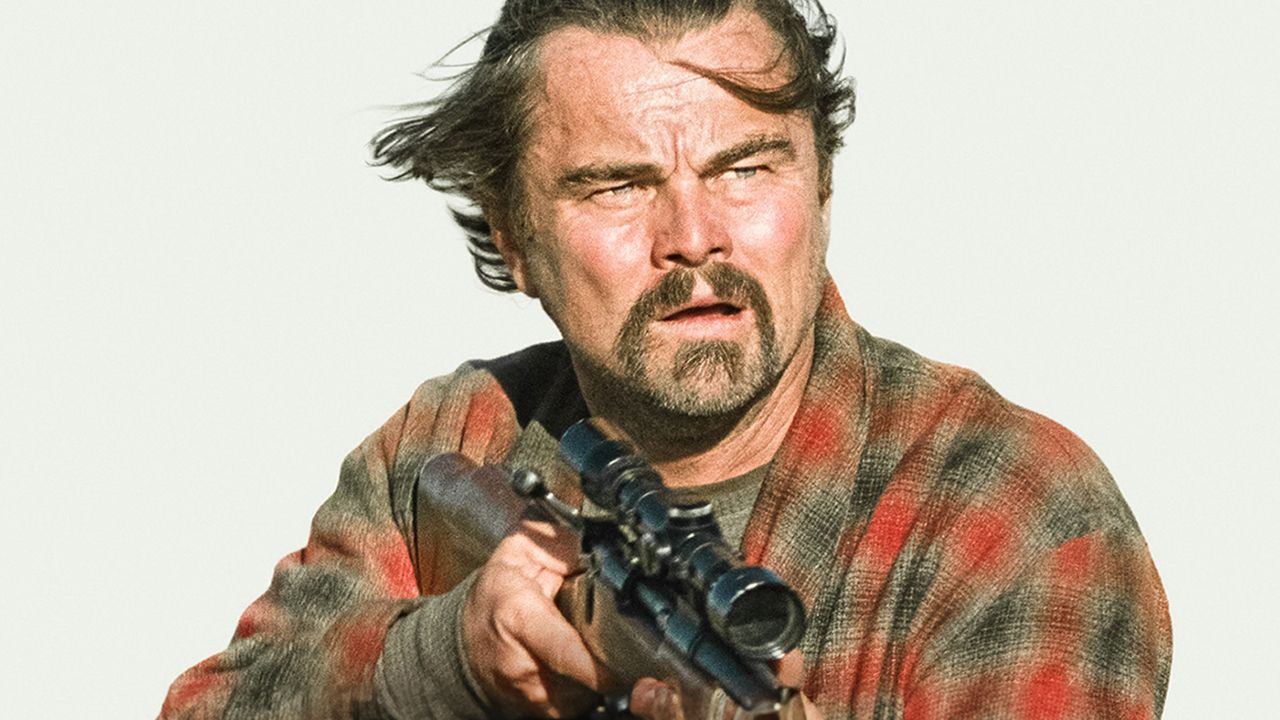 Leonardo DiCaprio como Bob em uma cena de ação de One Battle After Another.