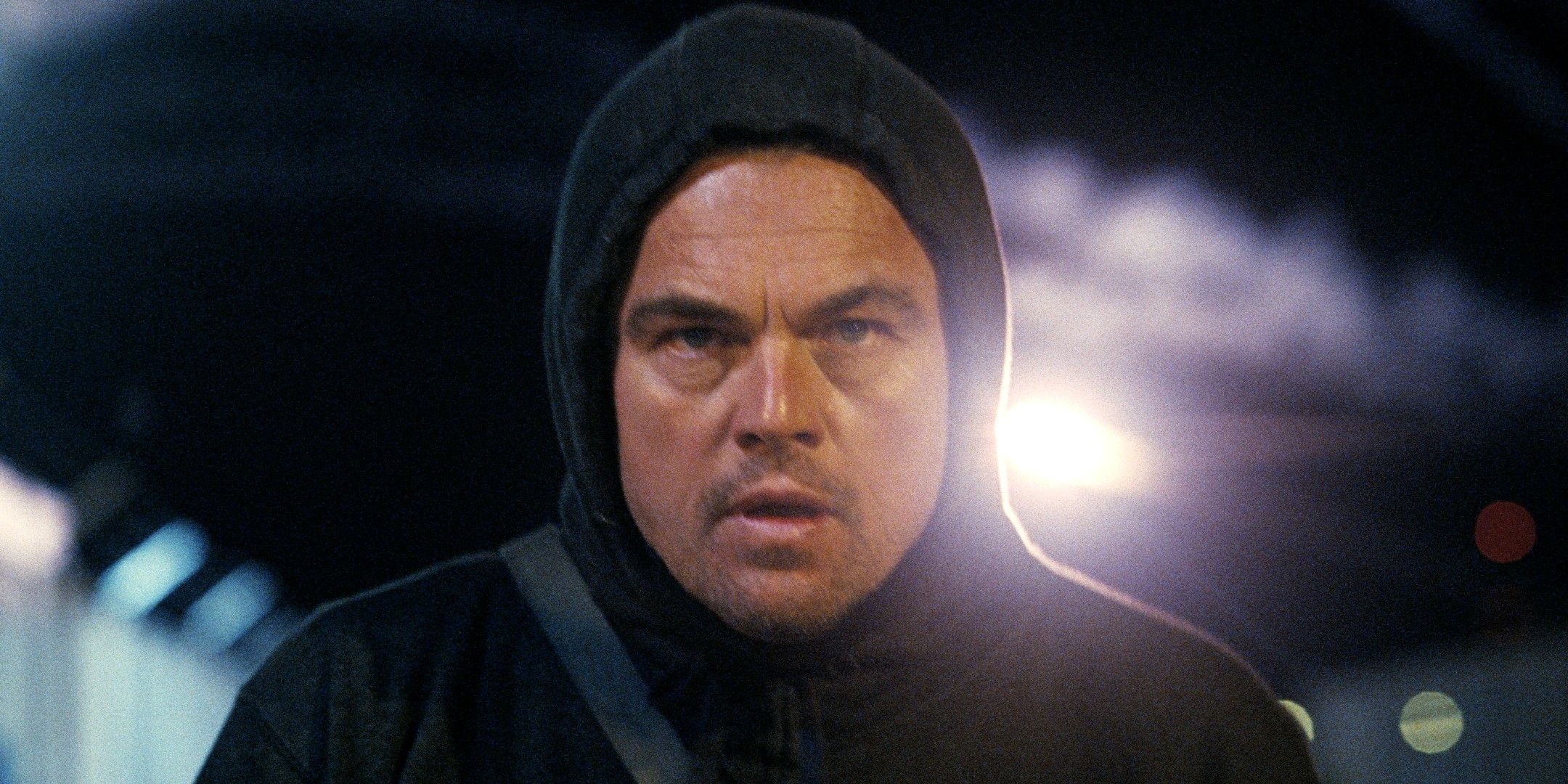 Leonardo DiCaprio com capuz em uma cena de One Battle After Another.