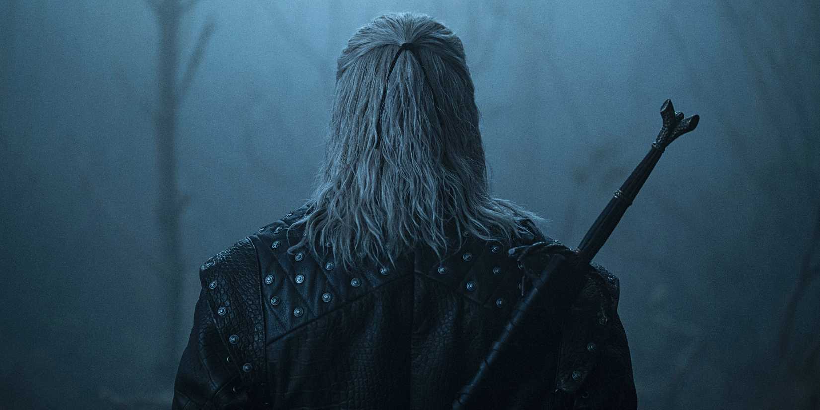 Liam Hemsworth como Geralt na quarta temporada de Witcher, como visto por trás