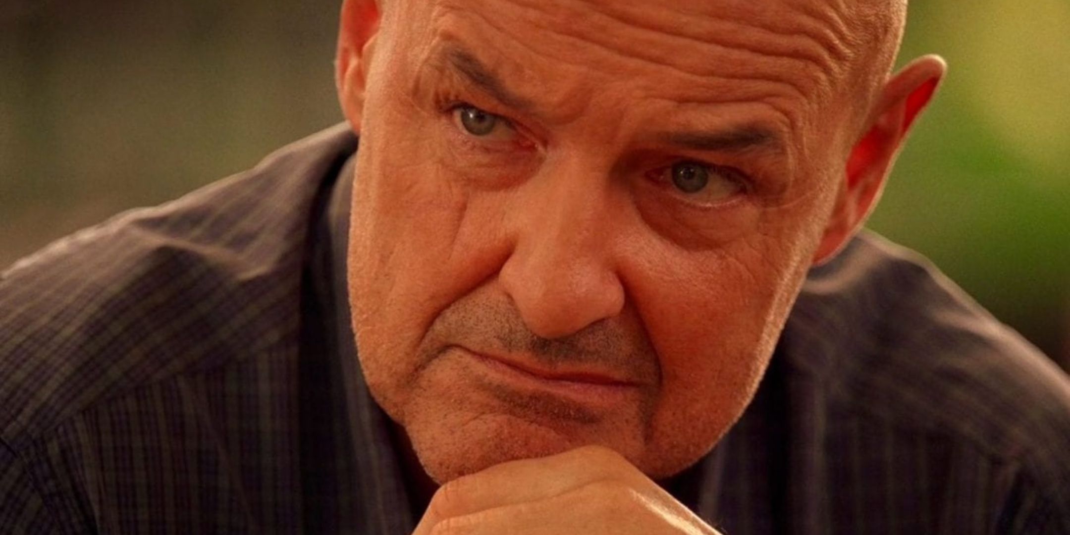 Locke con sguardo intrigato