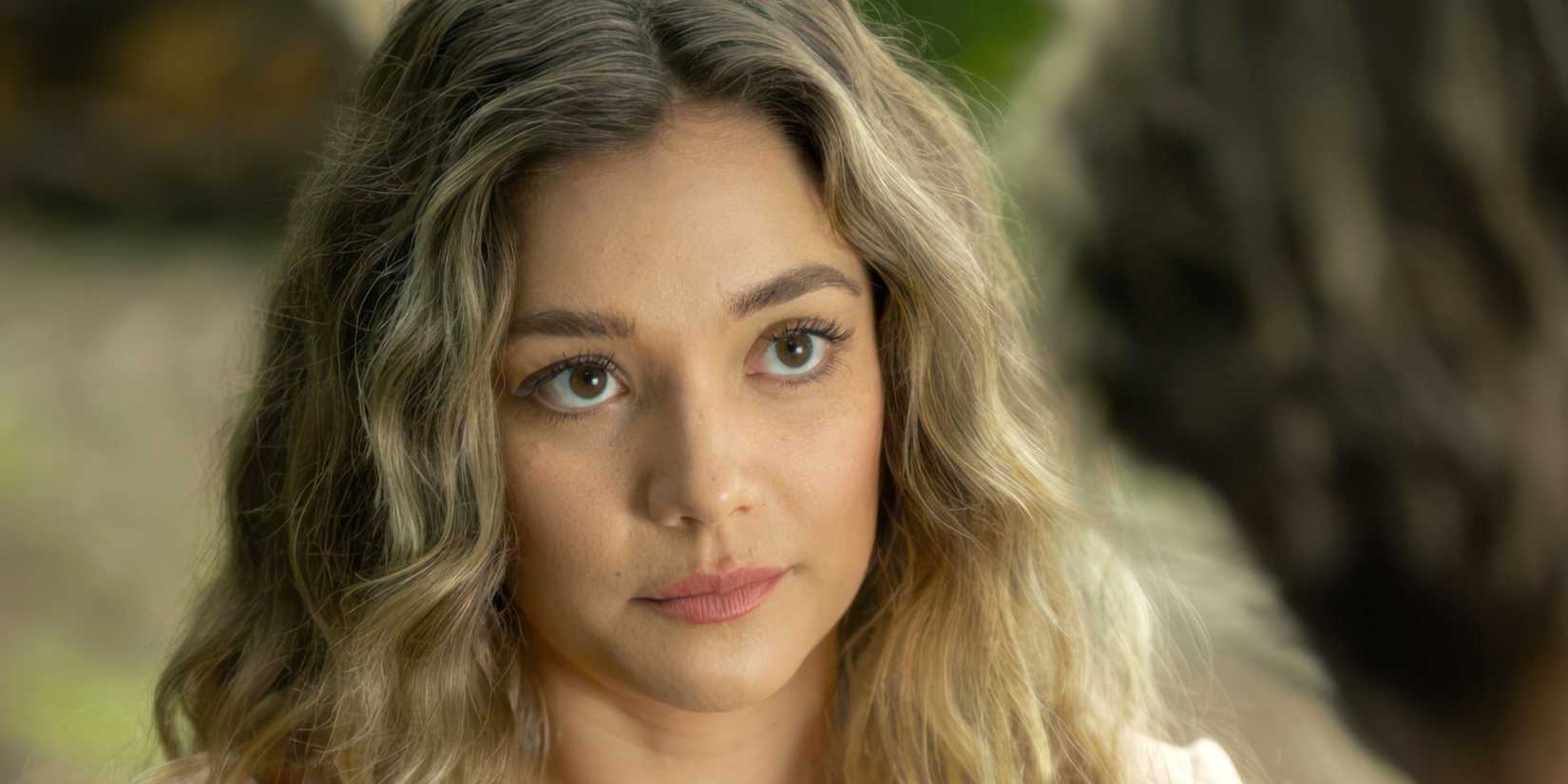 Lola (Amalia Williamson) olhando para alguém em Sullivan's Crossing