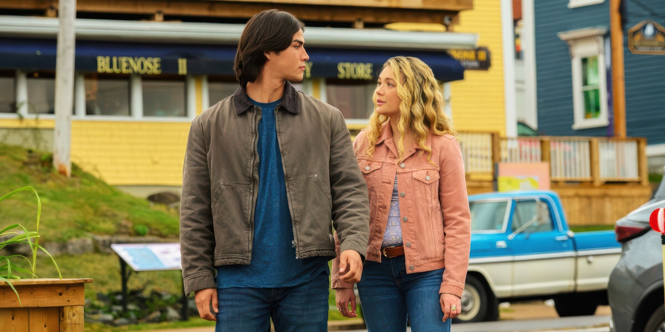 Jacob Cranebear (Joel Oulette) e Lola Gunderson (Amalia Williamson) camminano attraverso un parcheggio in Sullivan's Crossing