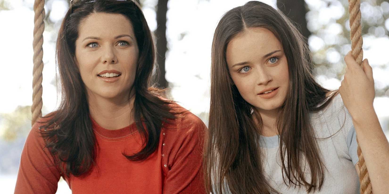 Lorelai (Lauren Graham) and Rory (Alexis Bledel) sitting on a rope swing in Gilmore Girls