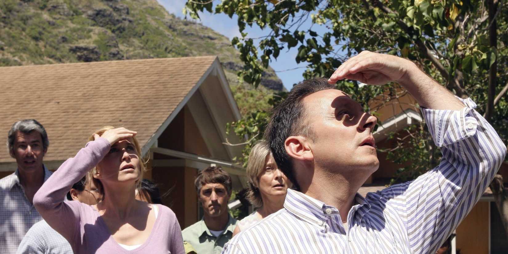 Juliet, Ben, and other characters looking at the sky on Lost