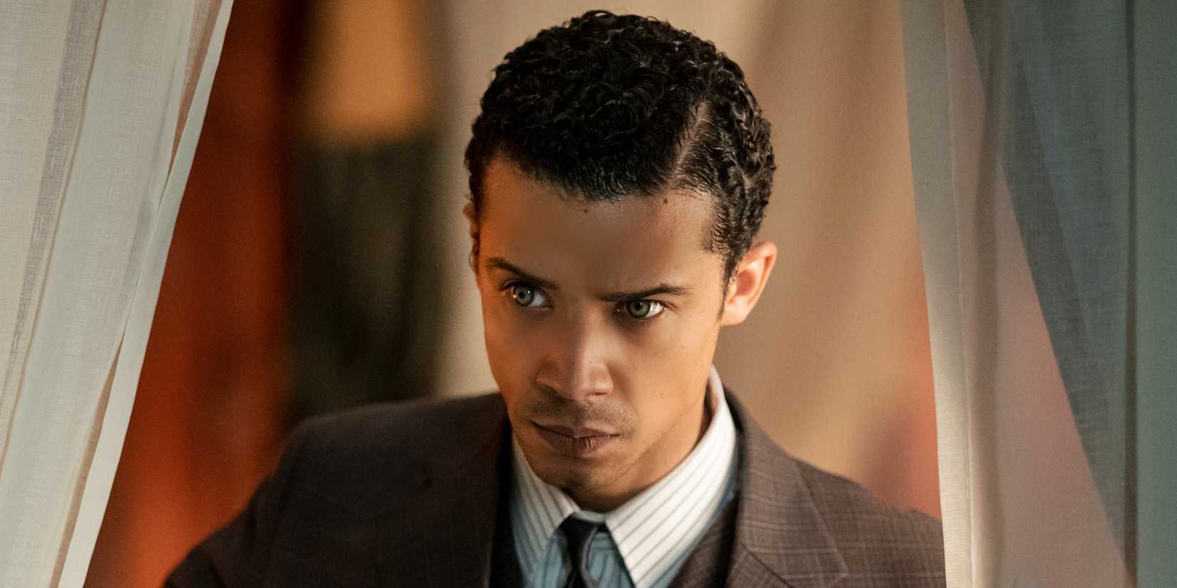 Jacob Anderson como Louis na série Entrevista com o Vampiro