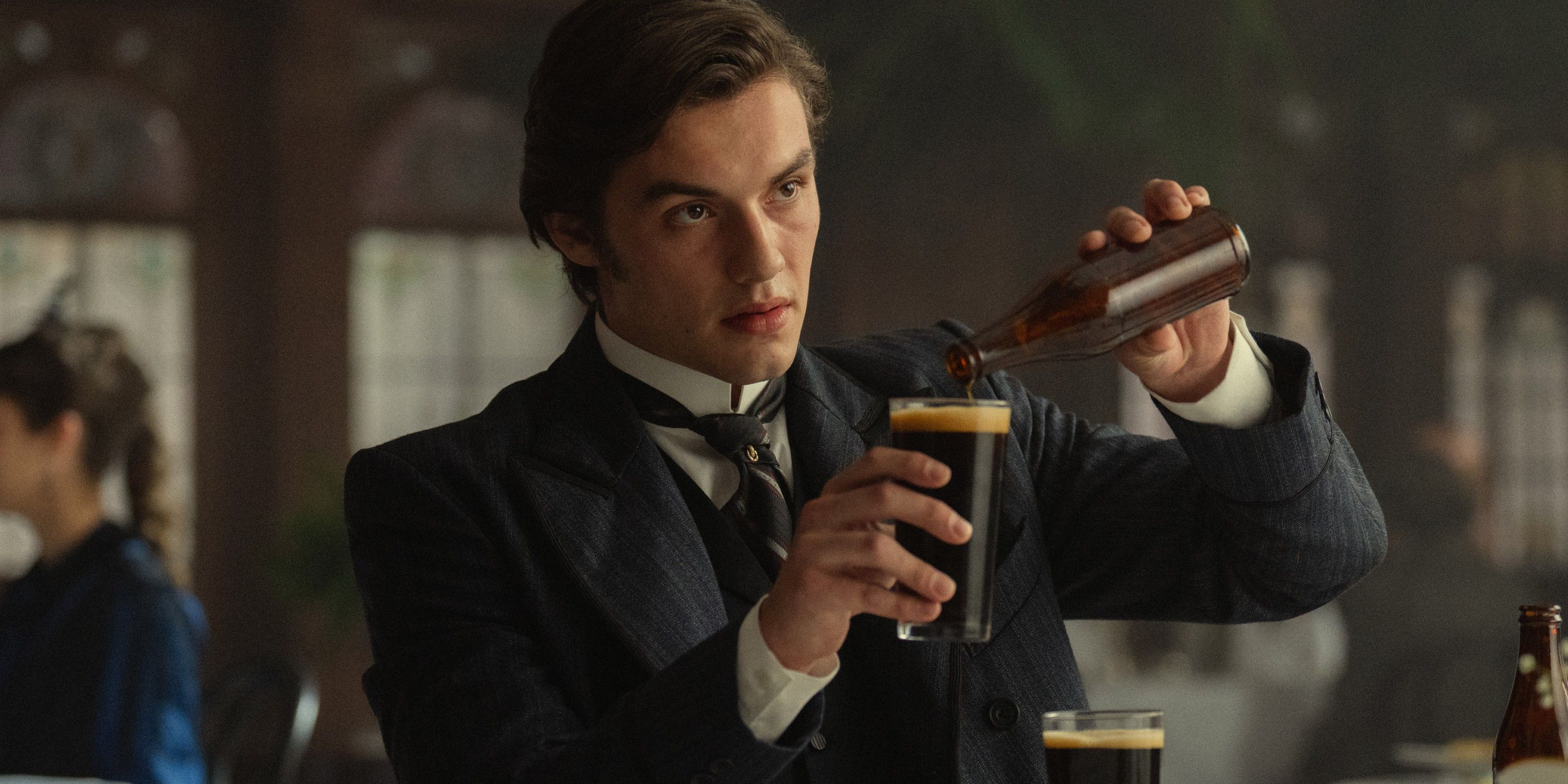 Louis Partridge po 'Hiši Guinness' v prihajajoči Netflixovi adaptaciji 'Pride & Prejudice', grad Penrhyn v Walesu pa posnel Guinnessovo sago