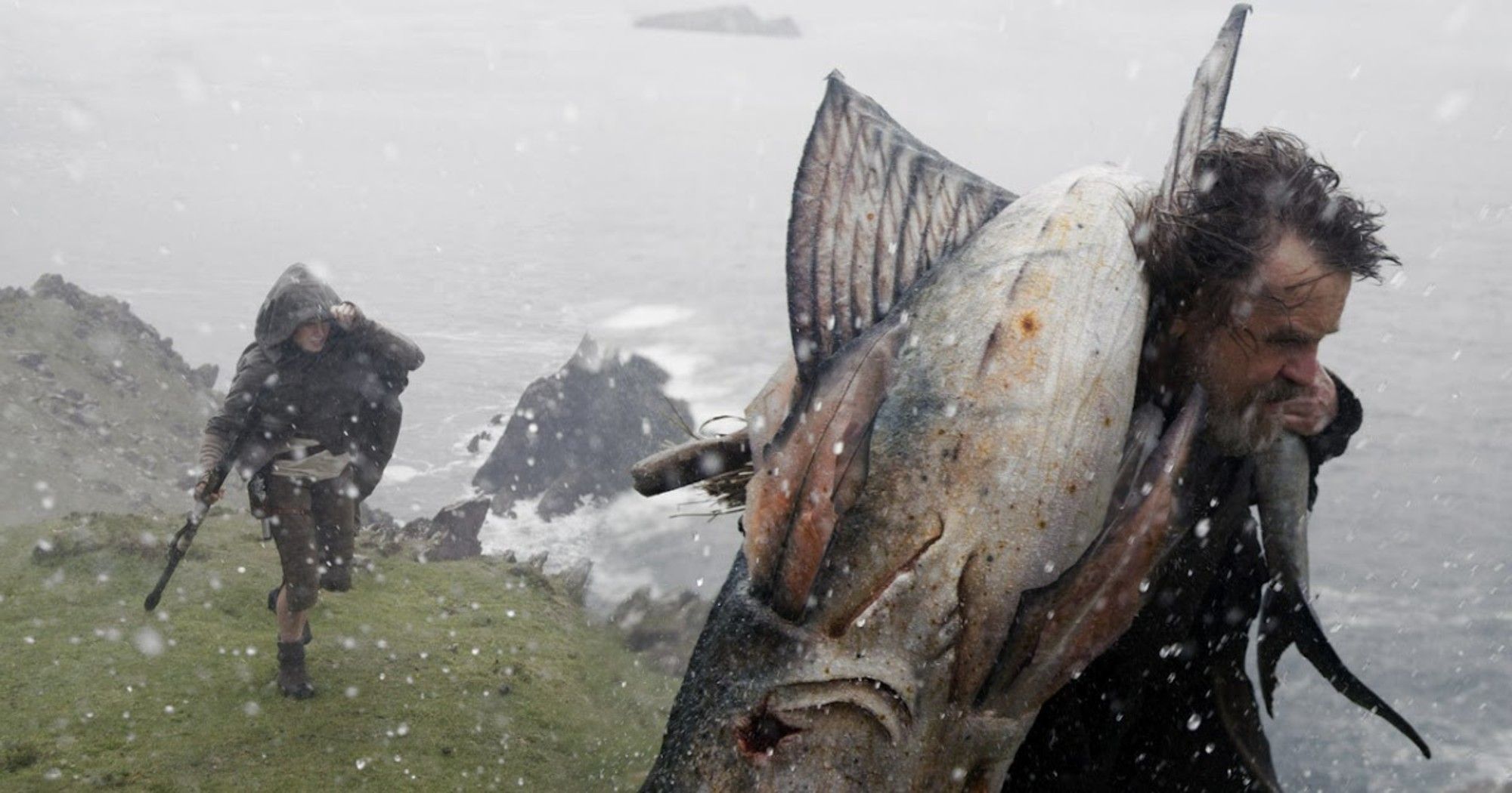 Luke Skywalker con un grande pesce ne Gli ultimi Jedi