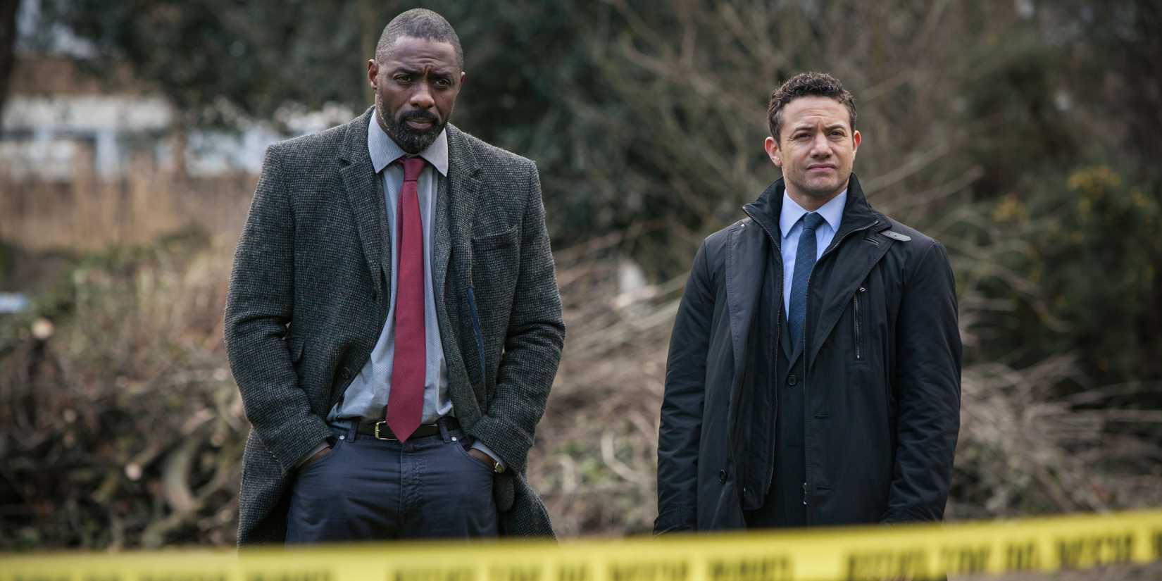 Idris Elba como John Luther em cena de crime