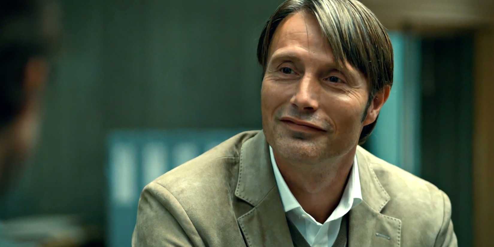 Hannibal de Mads Mikkelsen sourit à quelqu'un à Hannibal