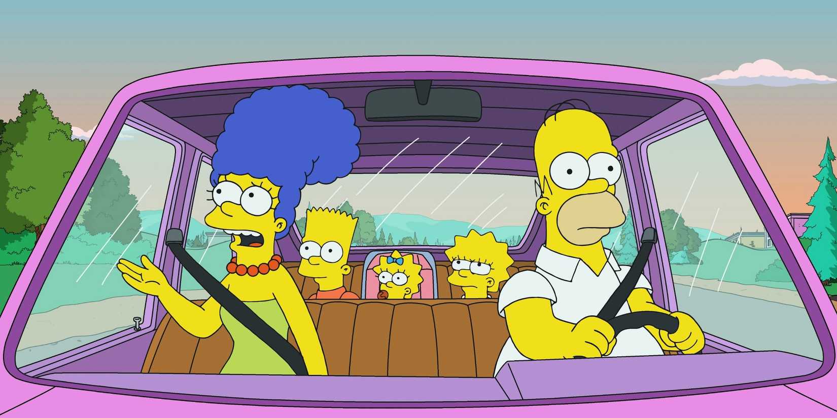 Marge conversando no carro enquanto Bart, Maggie, Lisa e Homer escutam em Os Simpsons