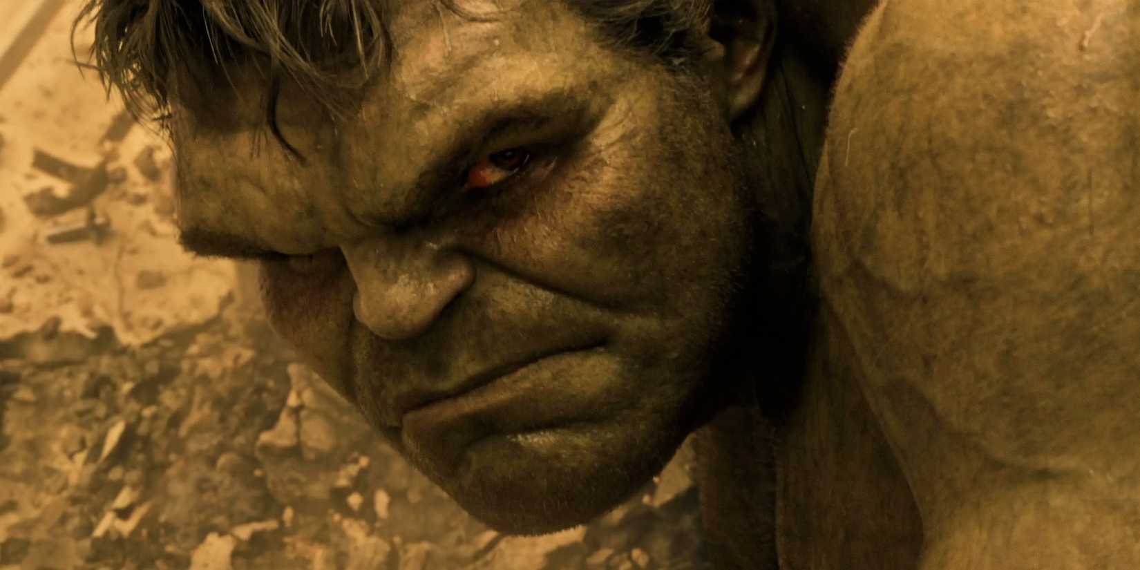 Mark Ruffalo's Hulk olha por cima do ombro em Avengers Age of Ultron