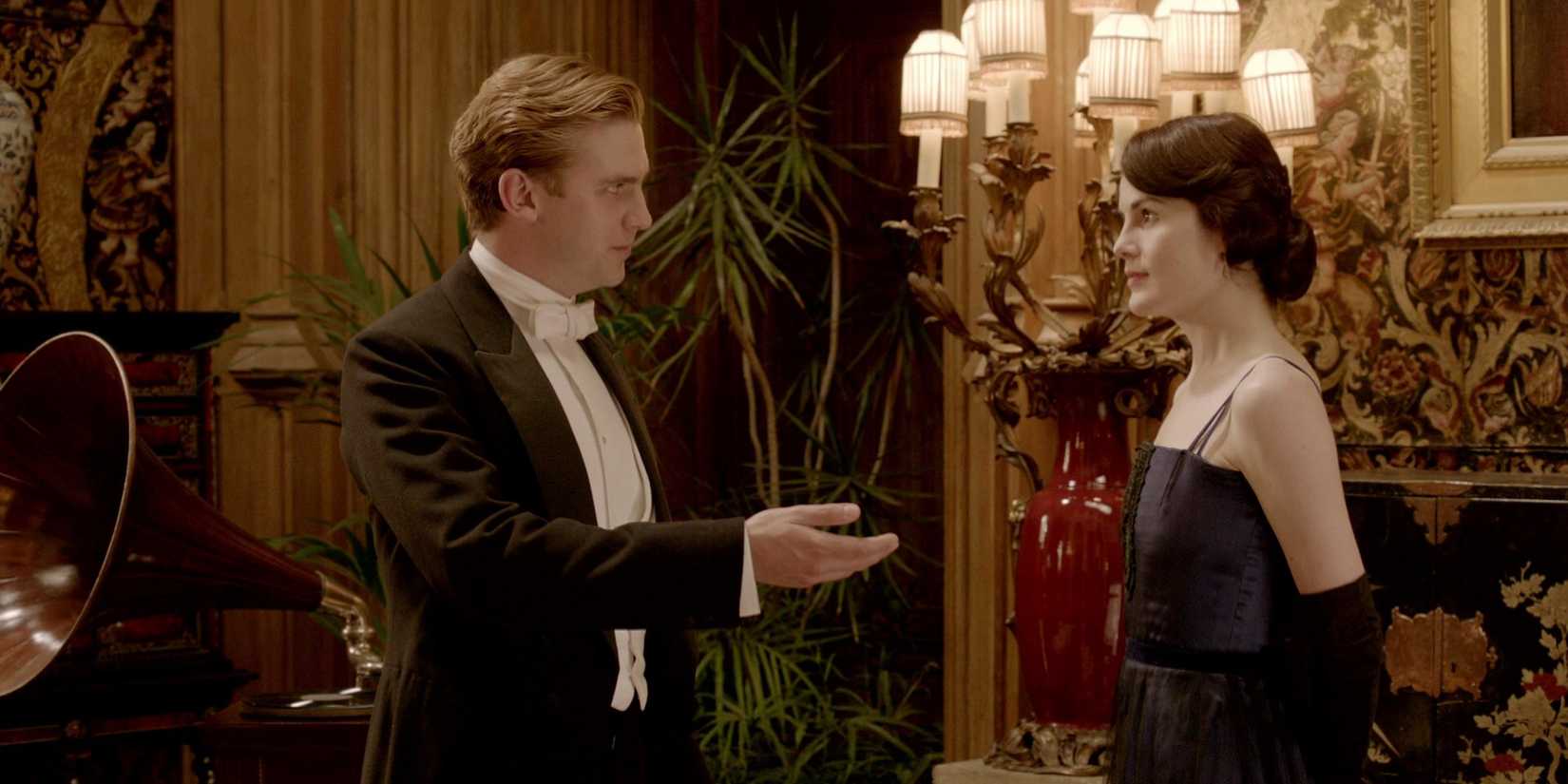Matthew holds his hand out to Mary in Downton Abbey season 2