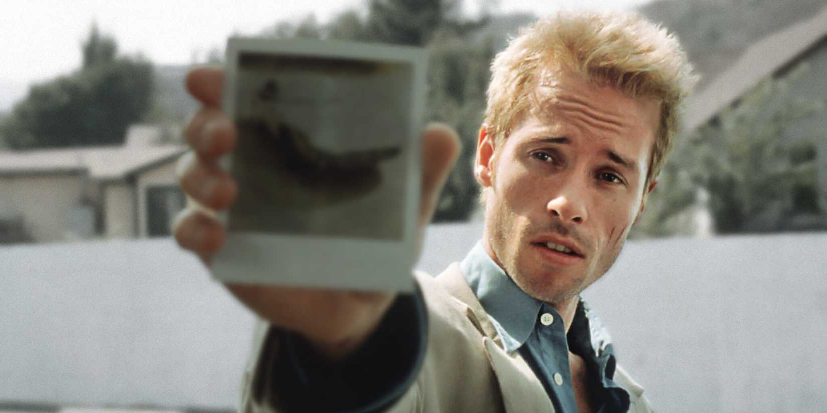 Guy Ritchie segura uma foto polaroid em Amnésia.