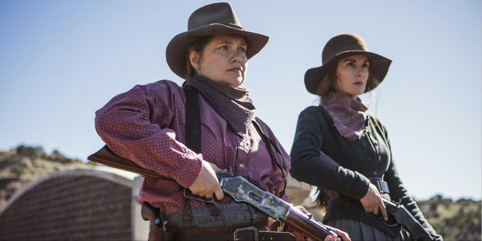 Merritt Wever e Michelle Dockery segurando armas em Godless