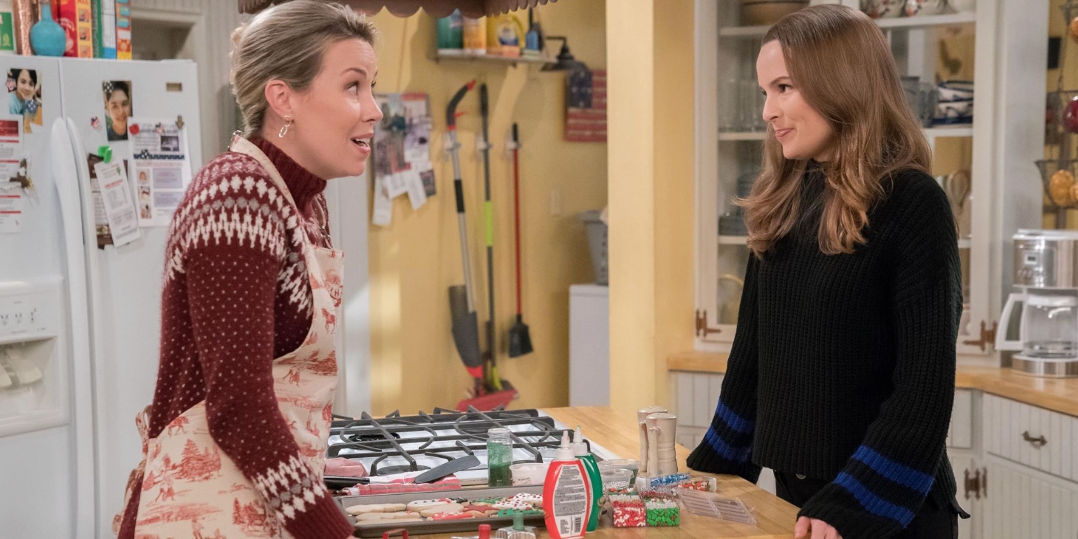 Patsy (Siobhan Murphy) e Quinn (Bridgit Mendler) in Merry Happy Whatever