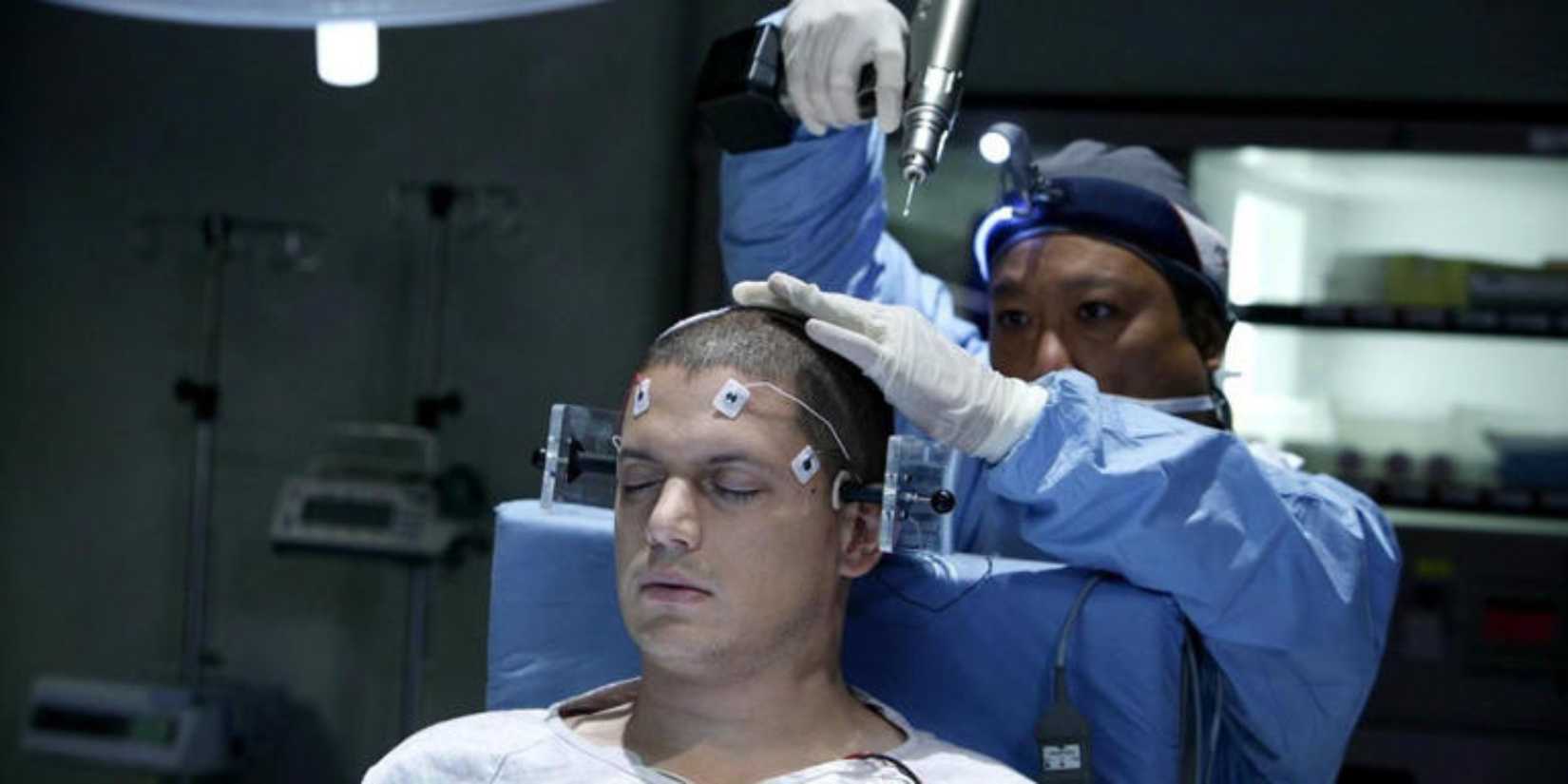 Michael receiving surgery for his brain tumor in Prison Break season 4