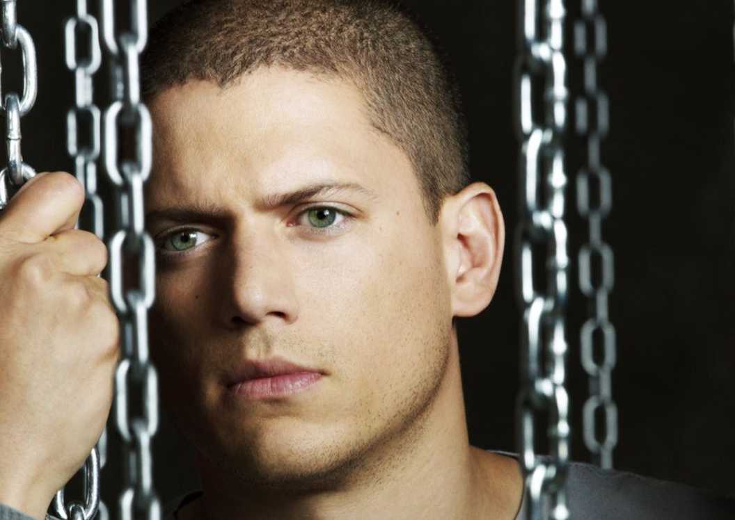 Michael Scofield holding chains in a promotional Prison Break image