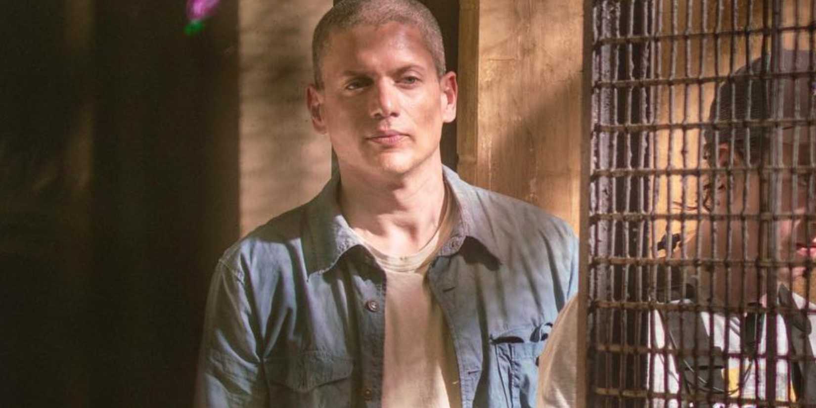 Michael waiting in line in Prison Break