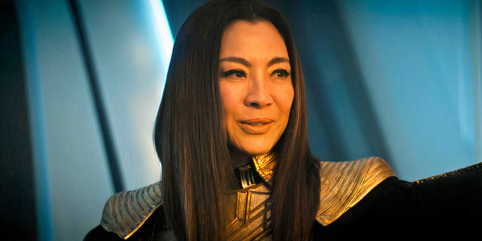 Michelle Yeoh em cena de ficção científica.