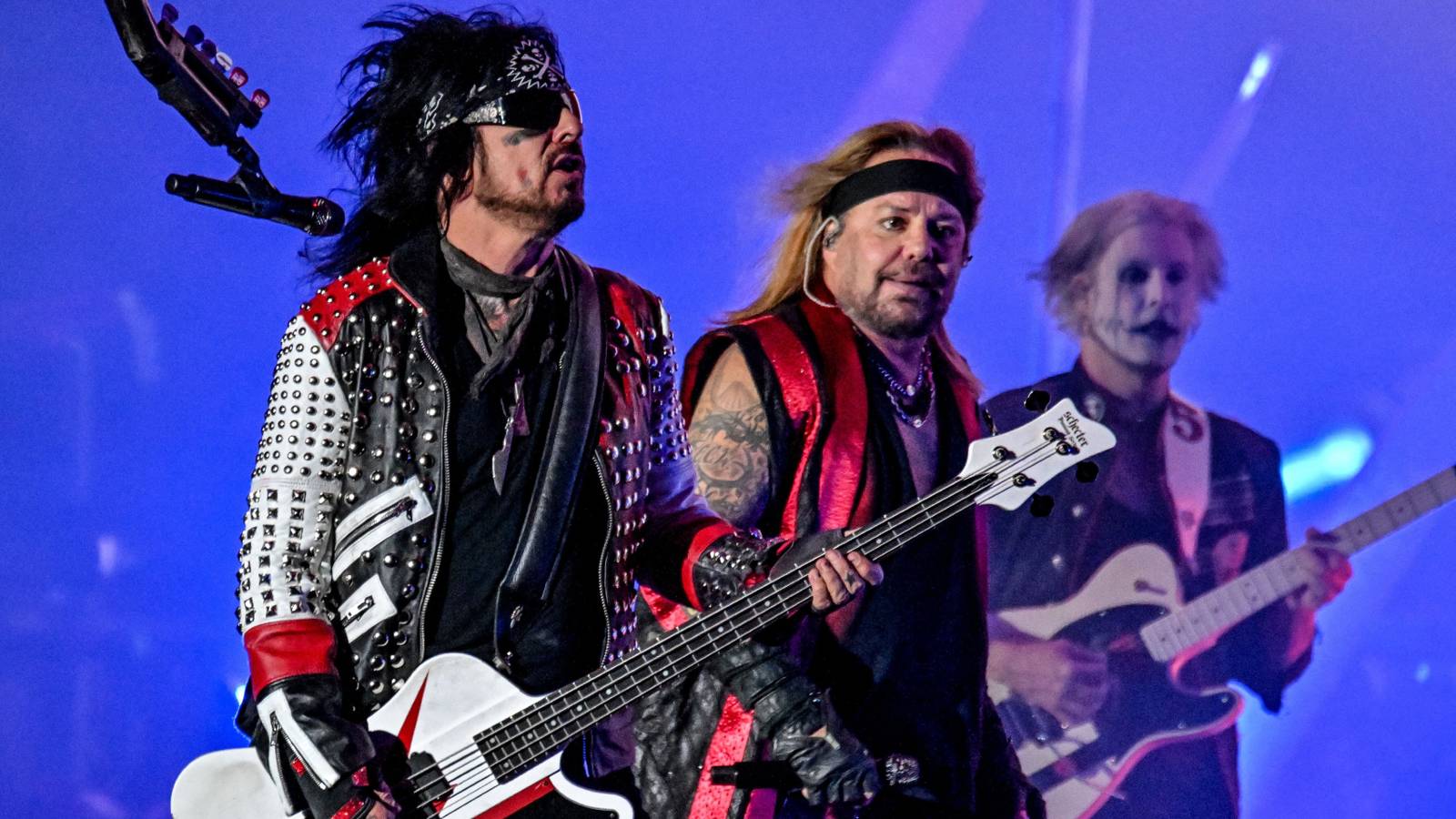 MötleyCrüeとDolly Partonが力を合わせて「DöllyCrüe」を発表する