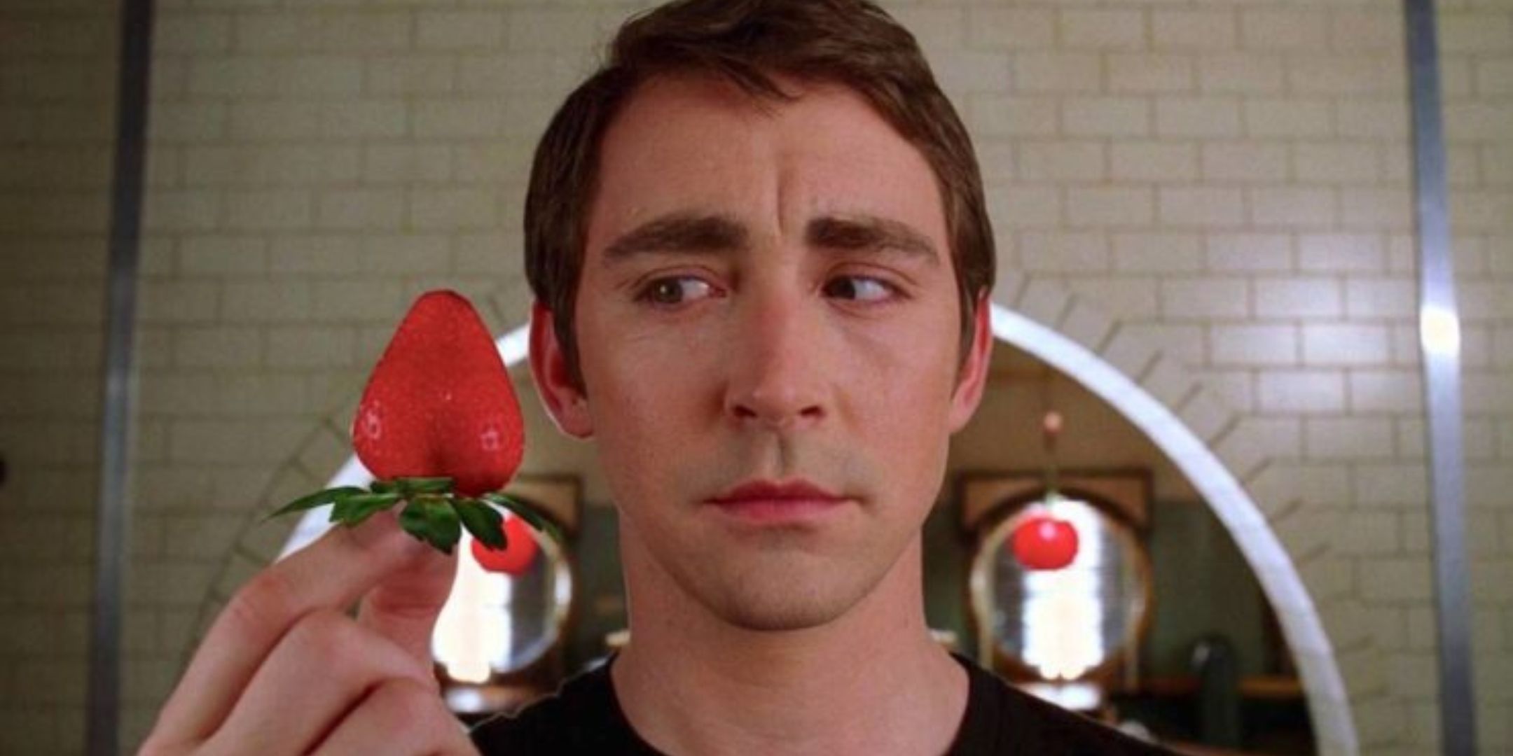 Ned che osserva sospettoso una fragola in Pushing Daisies