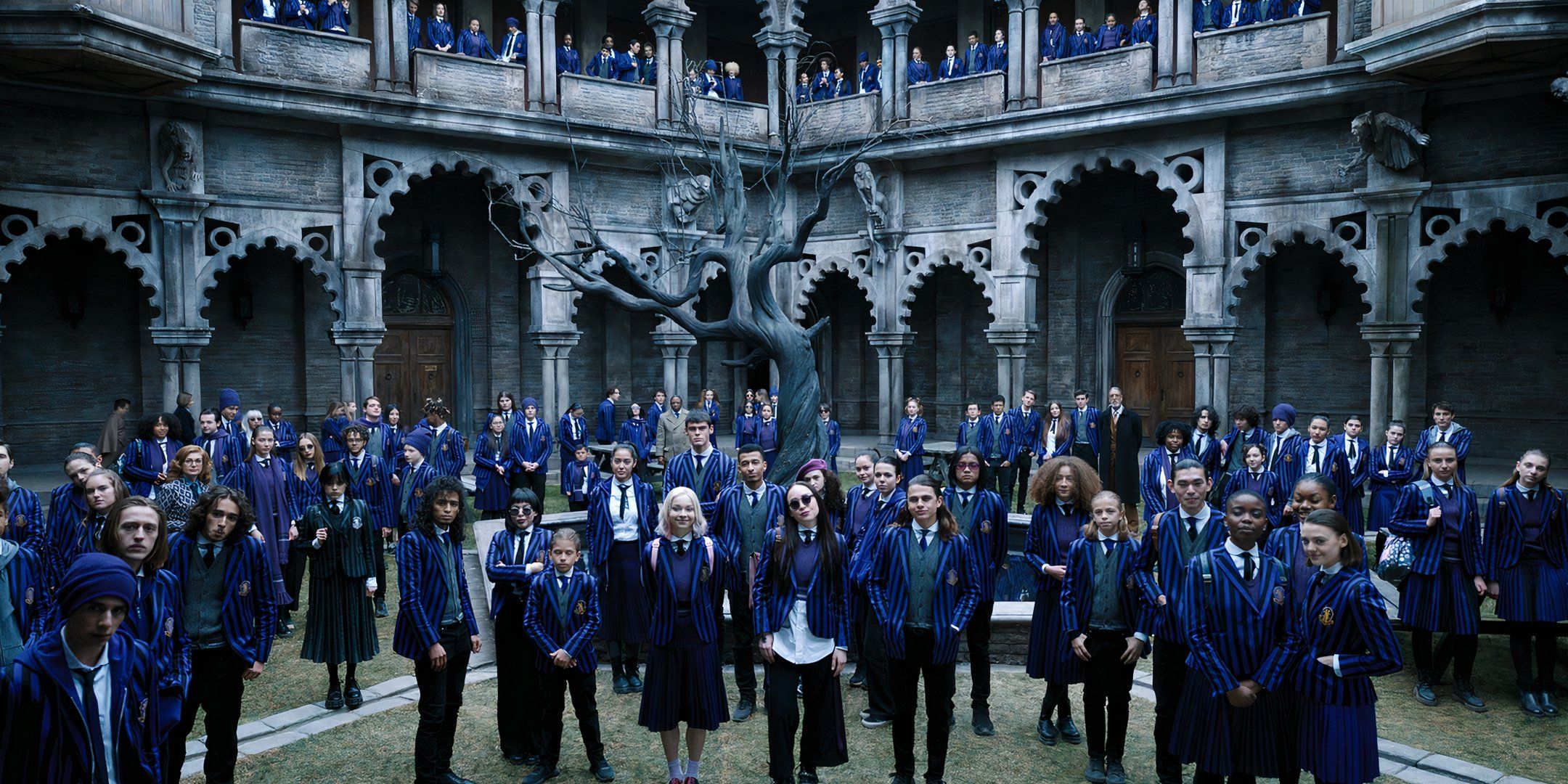 Nevermore Academy piena di studenti in Wednesday