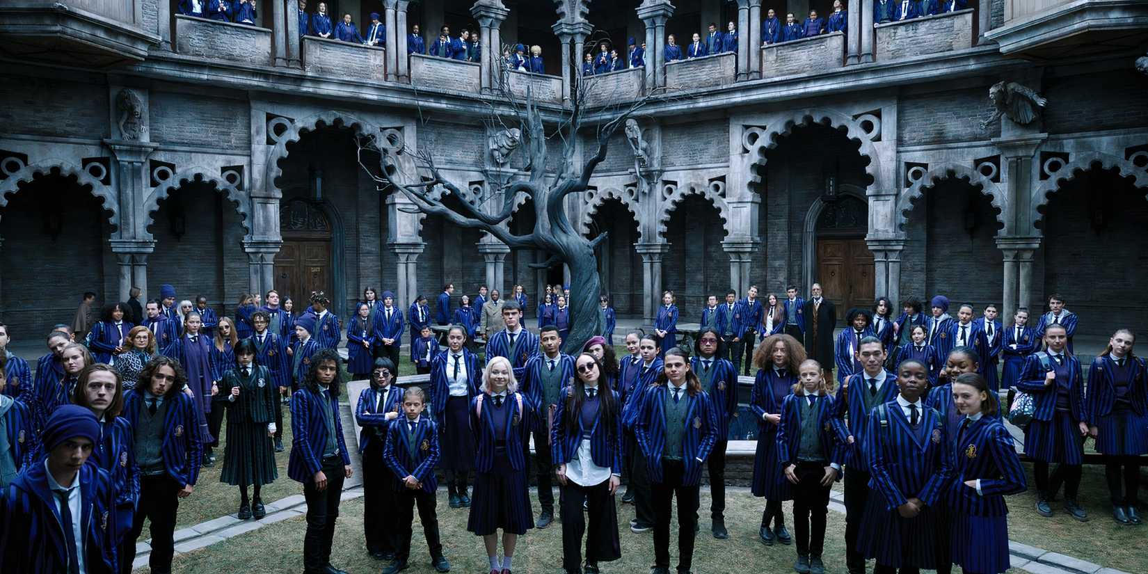 Nevermore Academy remplie d'étudiants en mercredi